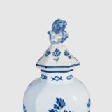Pair of vases with lion - De Porceleyne Fles Delft - Joost Thooft - Year 1889 Discover an exceptional pair of Delft ceramic vases made by De Porceleyne Fles, Delft in 1889 under the direction of Joost Thooft.