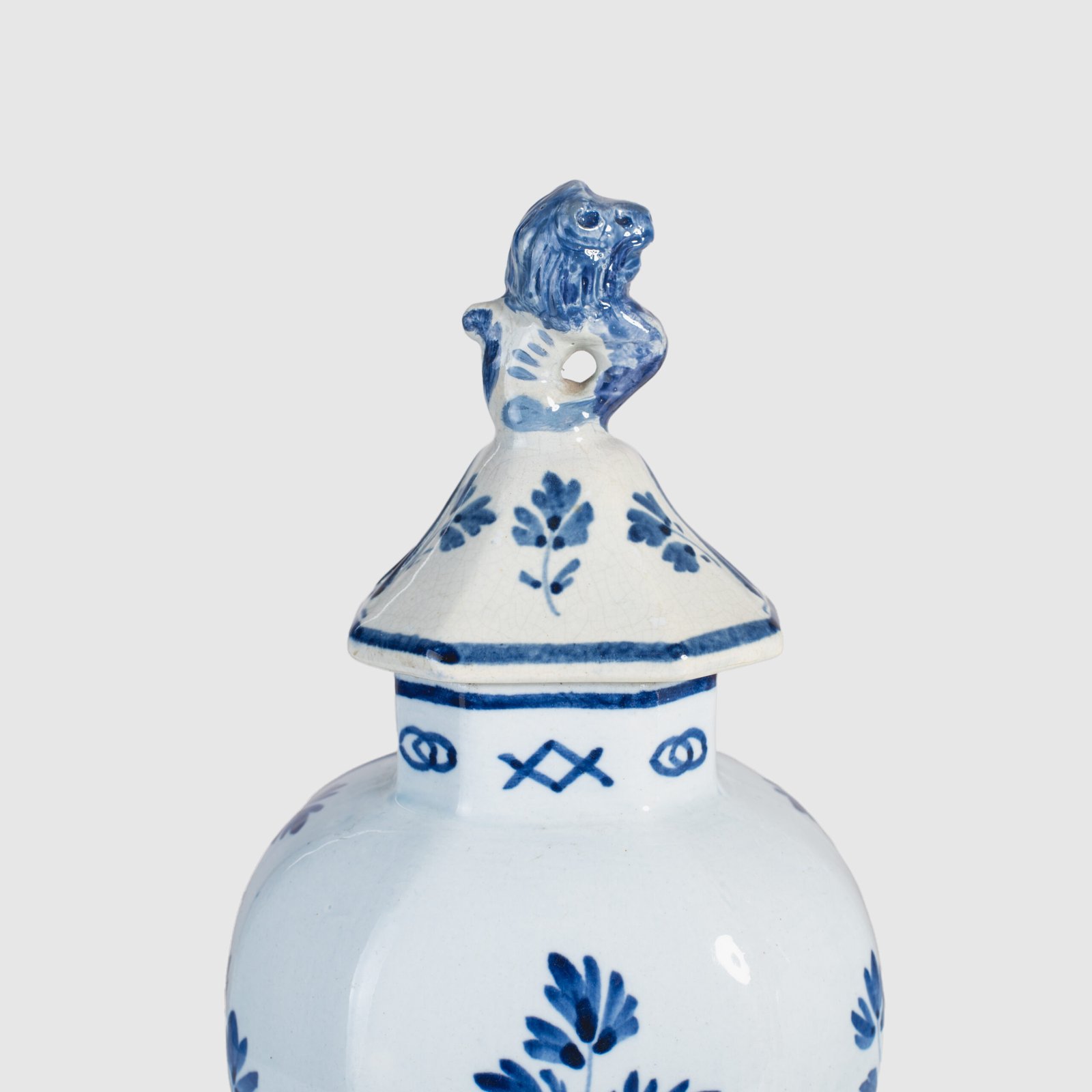 Pair of vases with lion - De Porceleyne Fles Delft - Joost Thooft - Year 1889 Discover an exceptional pair of Delft ceramic vases made by De Porceleyne Fles, Delft in 1889 under the direction of Joost Thooft.