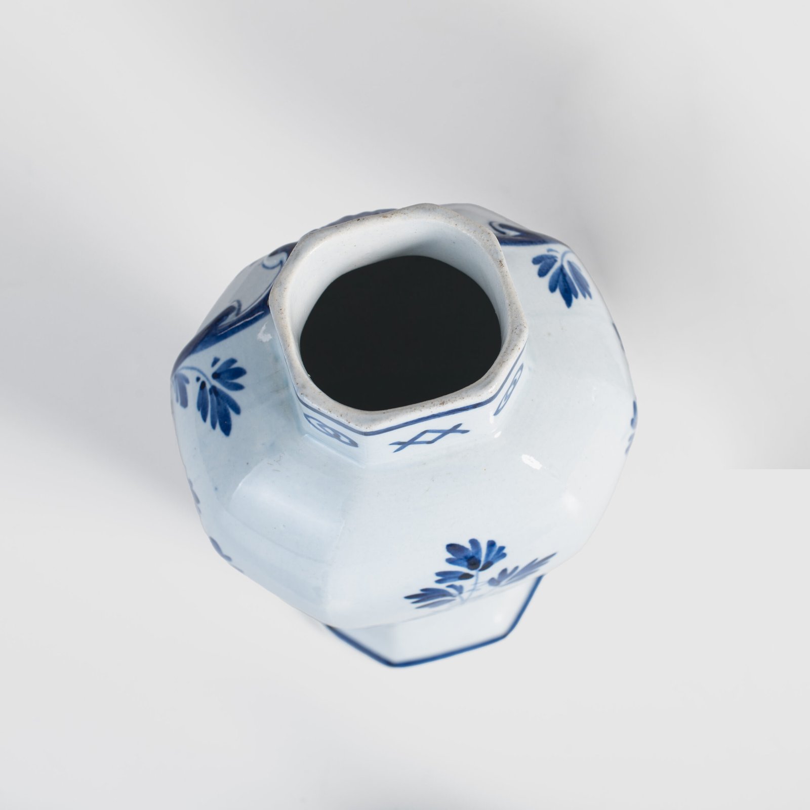 Pair of vases with lion - De Porceleyne Fles Delft - Joost Thooft - Year 1889 Discover an exceptional pair of Delft ceramic vases made by De Porceleyne Fles, Delft in 1889 under the direction of Joost Thooft.