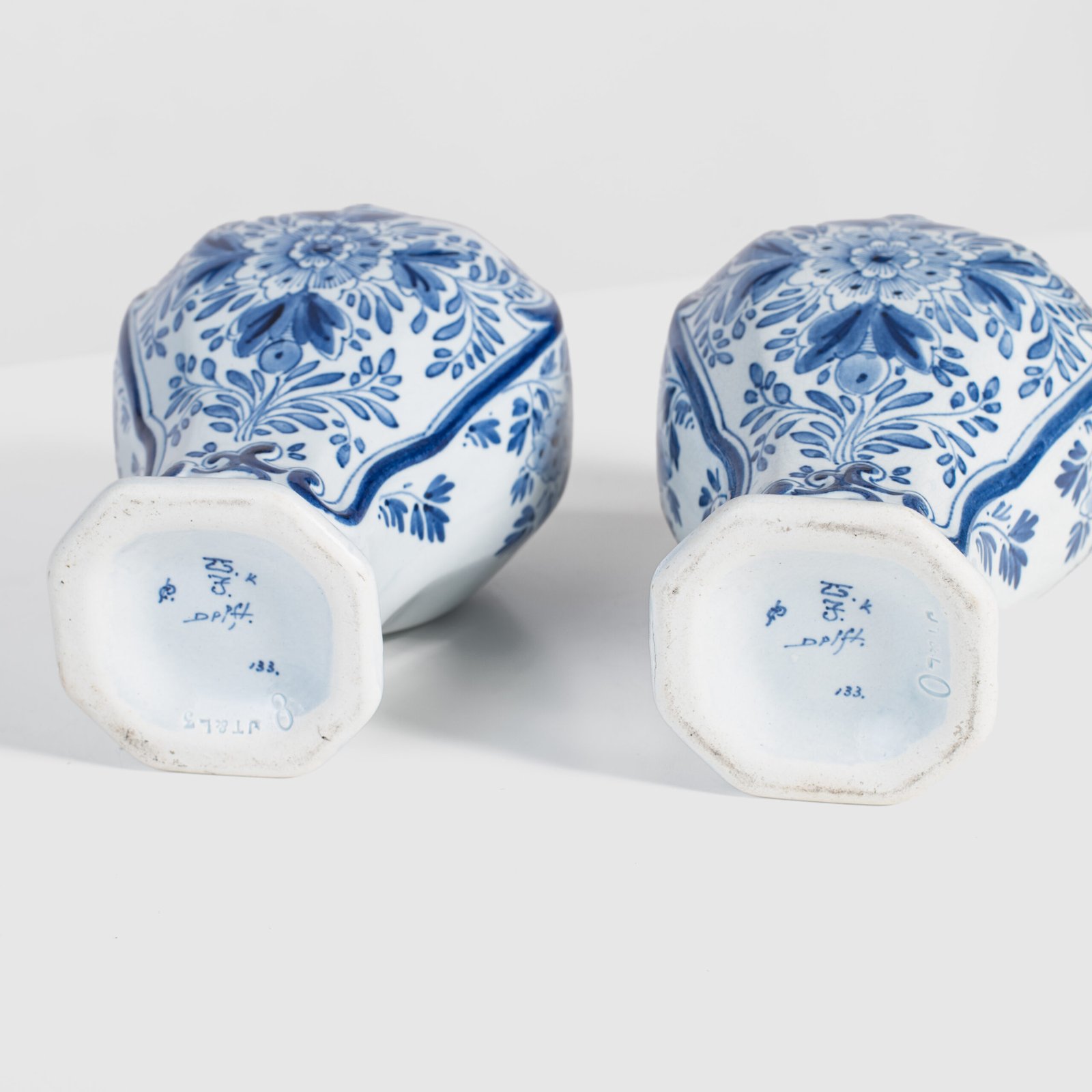Pair of vases with lion - De Porceleyne Fles Delft - Joost Thooft - Year 1889 Discover an exceptional pair of Delft ceramic vases made by De Porceleyne Fles, Delft in 1889 under the direction of Joost Thooft.