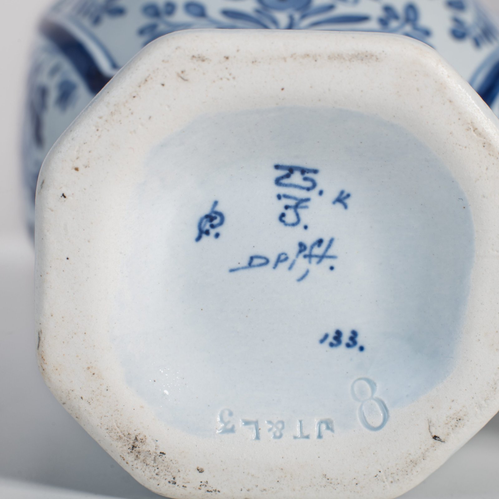 Pair of vases with lion - De Porceleyne Fles Delft - Joost Thooft - Year 1889 Discover an exceptional pair of Delft ceramic vases made by De Porceleyne Fles, Delft in 1889 under the direction of Joost Thooft.