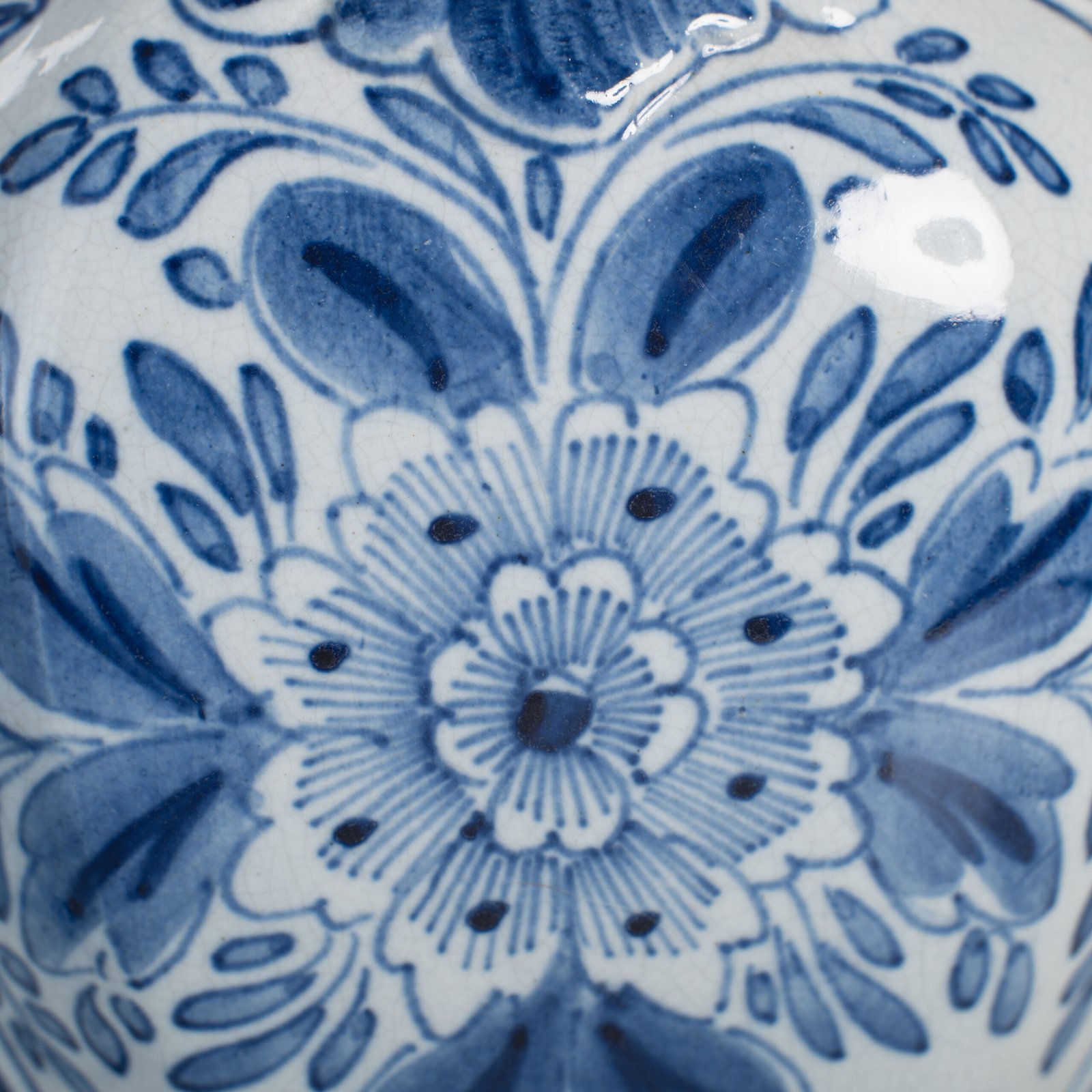 Pair of vases with lion - De Porceleyne Fles Delft - Joost Thooft - Year 1889 Discover an exceptional pair of Delft ceramic vases made by De Porceleyne Fles, Delft in 1889 under the direction of Joost Thooft.