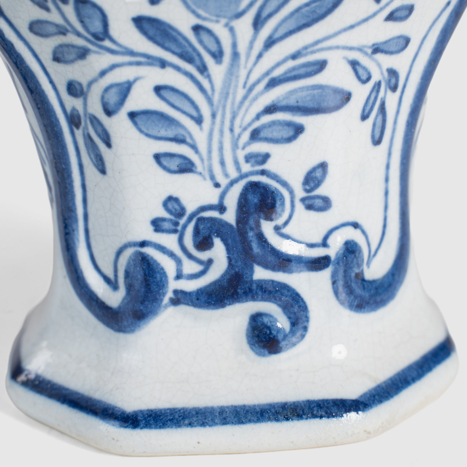 Pair of vases with lion - De Porceleyne Fles Delft - Joost Thooft - Year 1889 Discover an exceptional pair of Delft ceramic vases made by De Porceleyne Fles, Delft in 1889 under the direction of Joost Thooft.