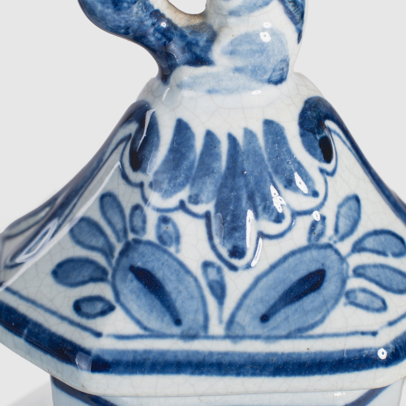 Pair of vases with lion - De Porceleyne Fles Delft - Joost Thooft - Year 1889 Discover an exceptional pair of Delft ceramic vases made by De Porceleyne Fles, Delft in 1889 under the direction of Joost Thooft.