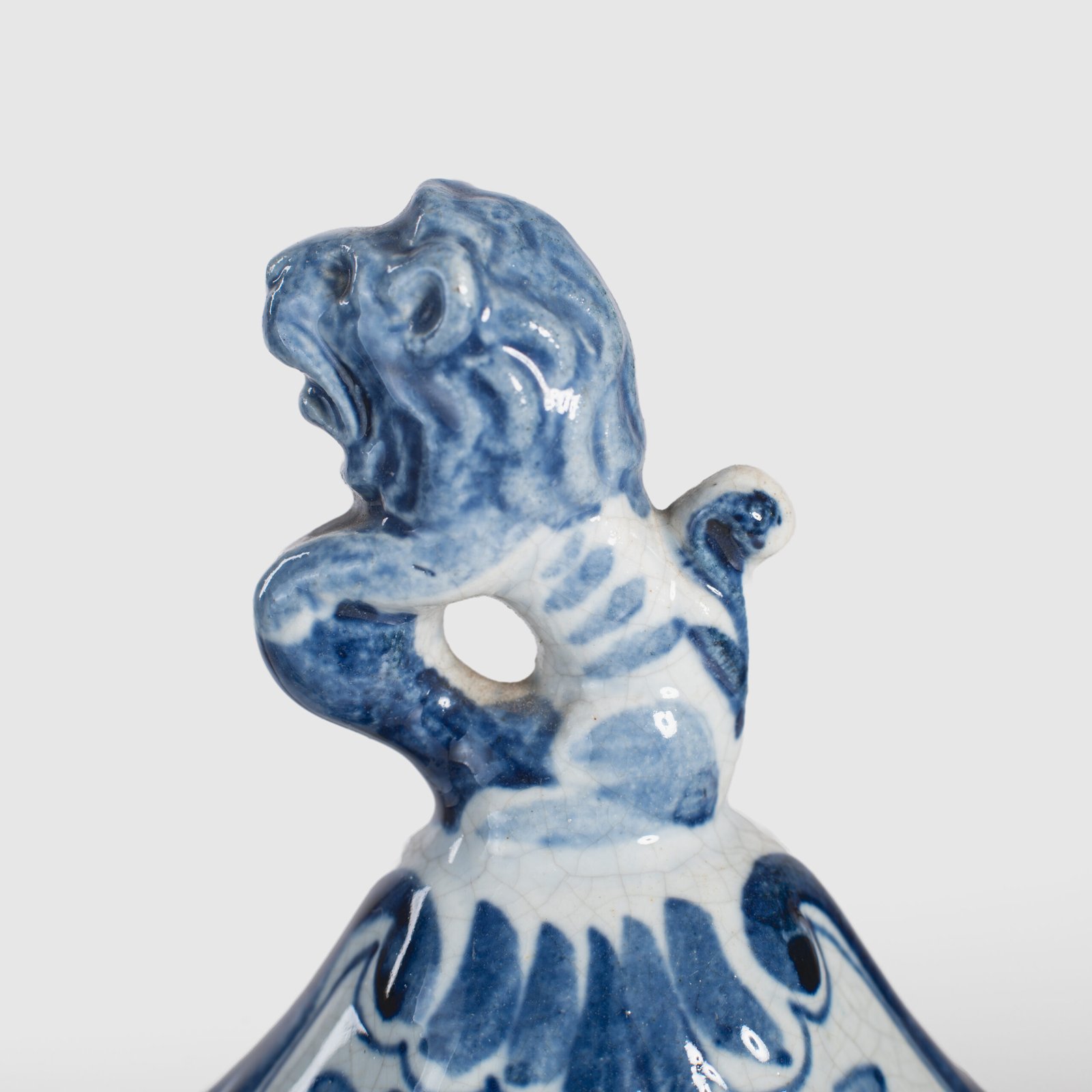 Pair of vases with lion - De Porceleyne Fles Delft - Joost Thooft - Year 1889 Discover an exceptional pair of Delft ceramic vases made by De Porceleyne Fles, Delft in 1889 under the direction of Joost Thooft.