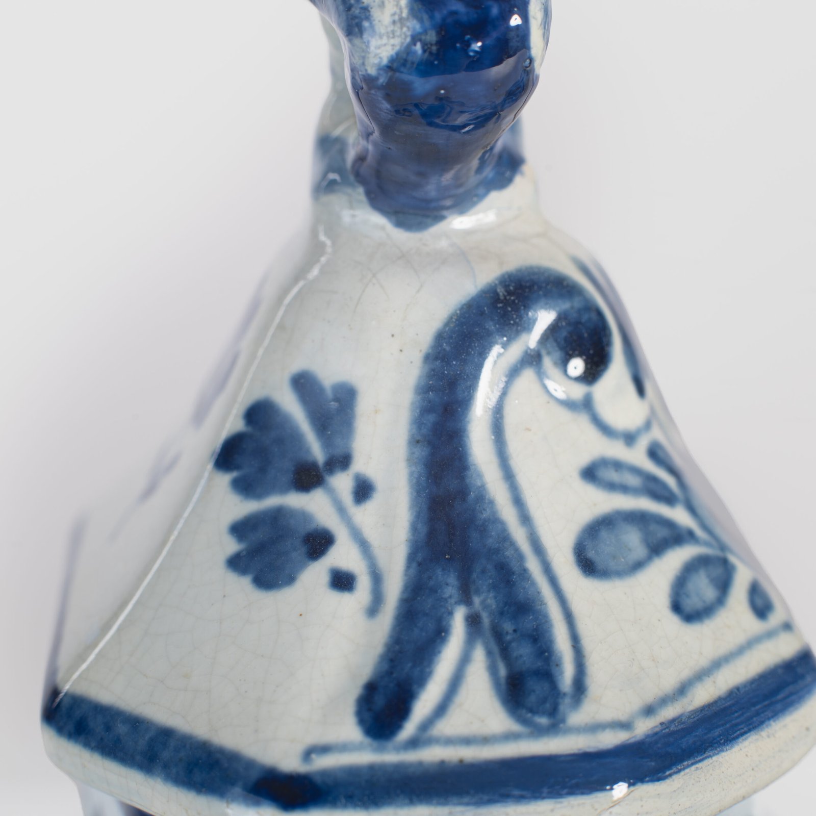 Pair of vases with lion - De Porceleyne Fles Delft - Joost Thooft - Year 1889 Discover an exceptional pair of Delft ceramic vases made by De Porceleyne Fles, Delft in 1889 under the direction of Joost Thooft.