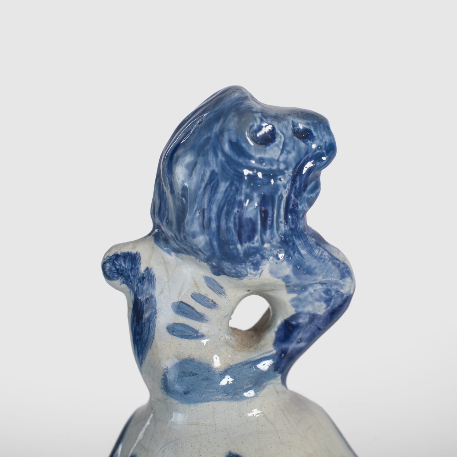 Pair of vases with lion - De Porceleyne Fles Delft - Joost Thooft - Year 1889 Discover an exceptional pair of Delft ceramic vases made by De Porceleyne Fles, Delft in 1889 under the direction of Joost Thooft.