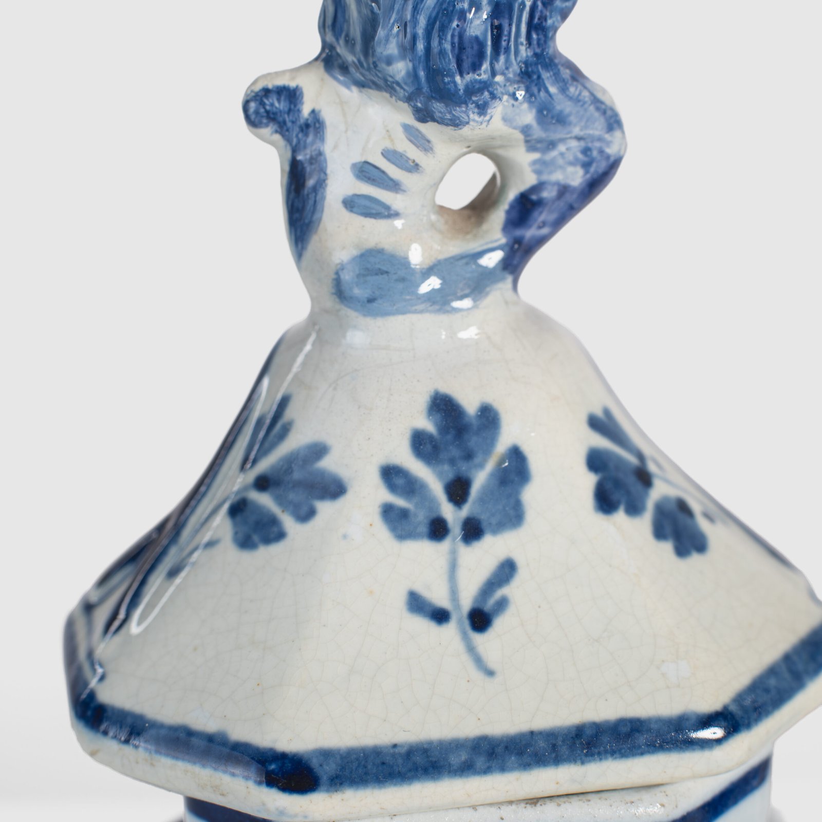 Pair of vases with lion - De Porceleyne Fles Delft - Joost Thooft - Year 1889 Discover an exceptional pair of Delft ceramic vases made by De Porceleyne Fles, Delft in 1889 under the direction of Joost Thooft.