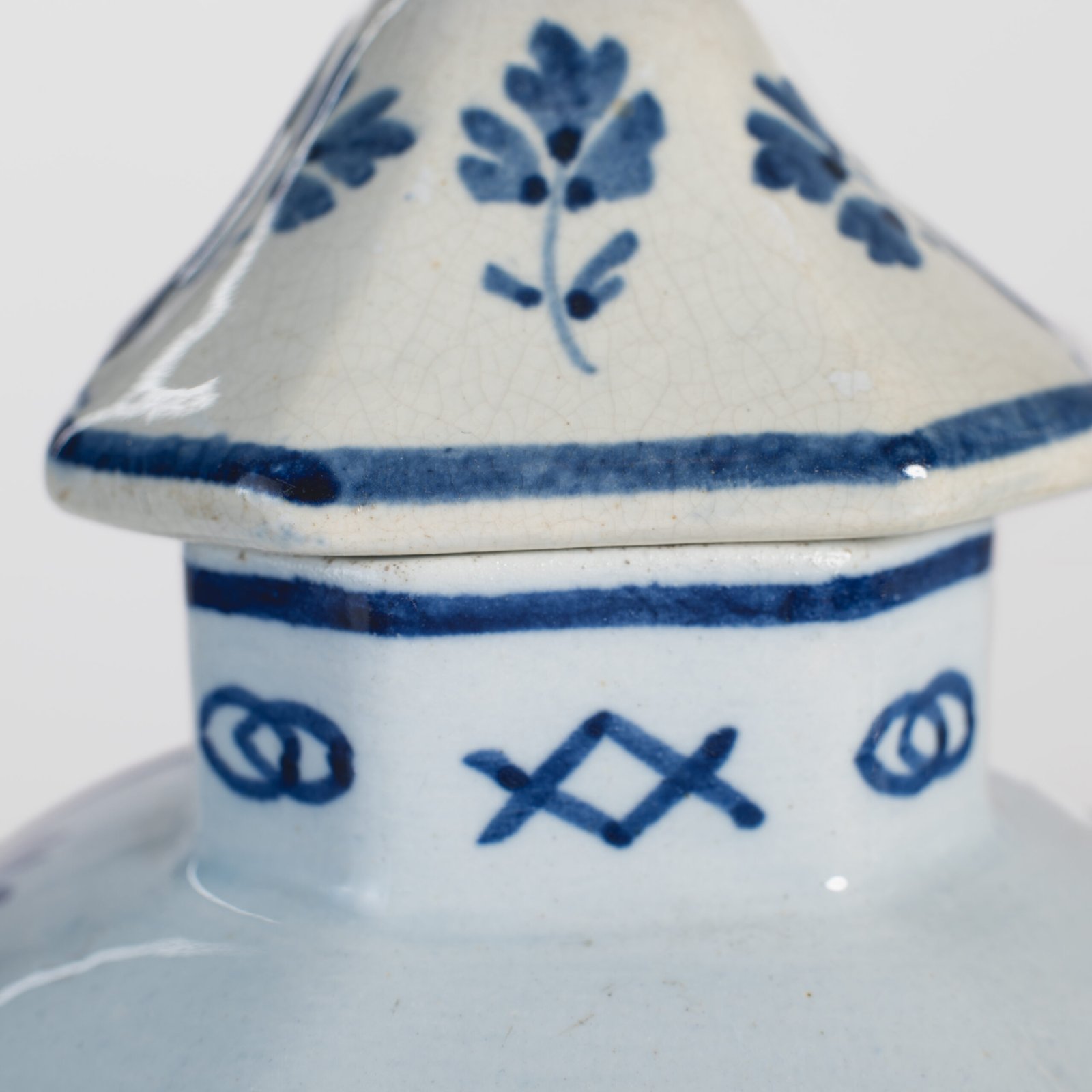 Pair of vases with lion - De Porceleyne Fles Delft - Joost Thooft - Year 1889 Discover an exceptional pair of Delft ceramic vases made by De Porceleyne Fles, Delft in 1889 under the direction of Joost Thooft.
