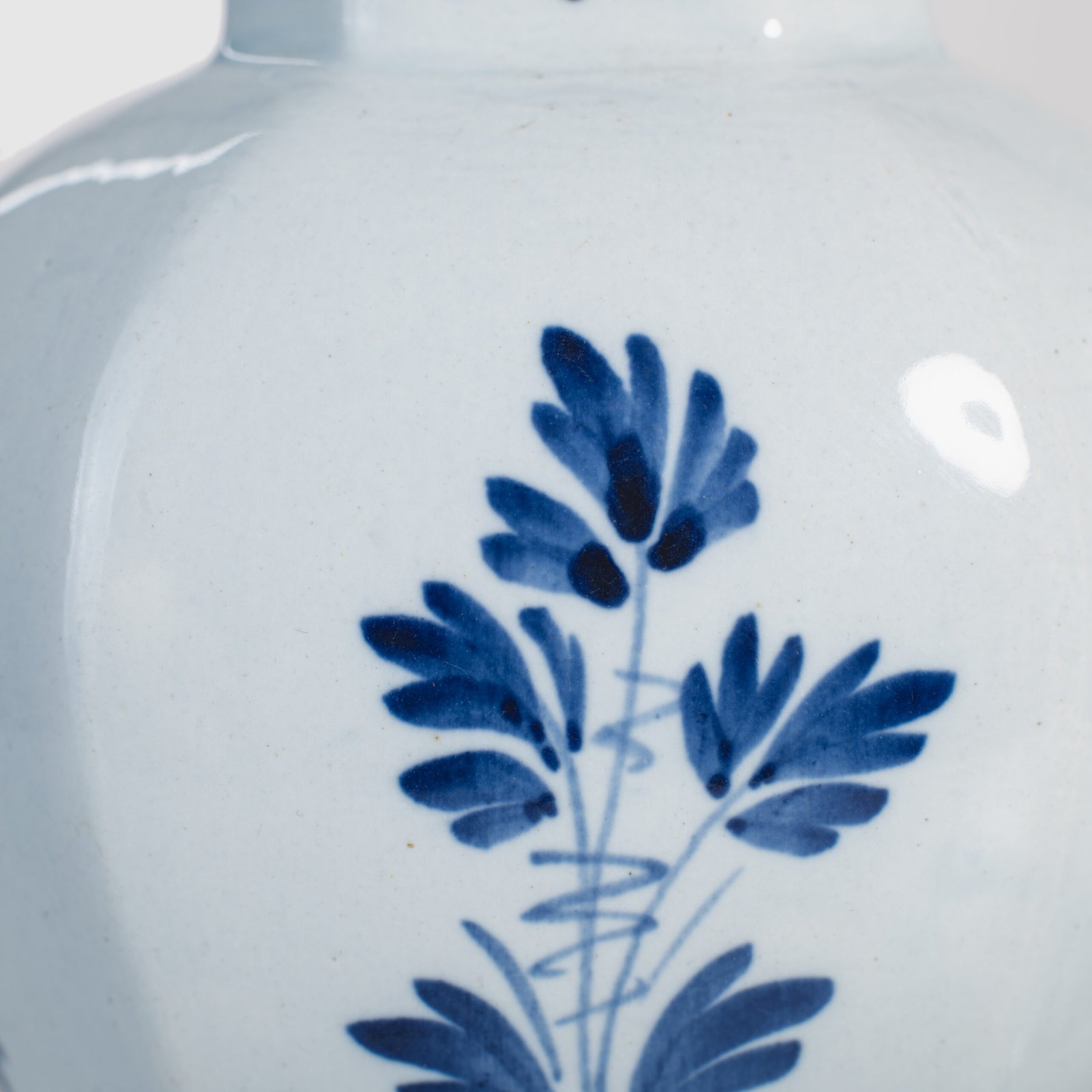 Pair of vases with lion - De Porceleyne Fles Delft - Joost Thooft - Year 1889 Discover an exceptional pair of Delft ceramic vases made by De Porceleyne Fles, Delft in 1889 under the direction of Joost Thooft.