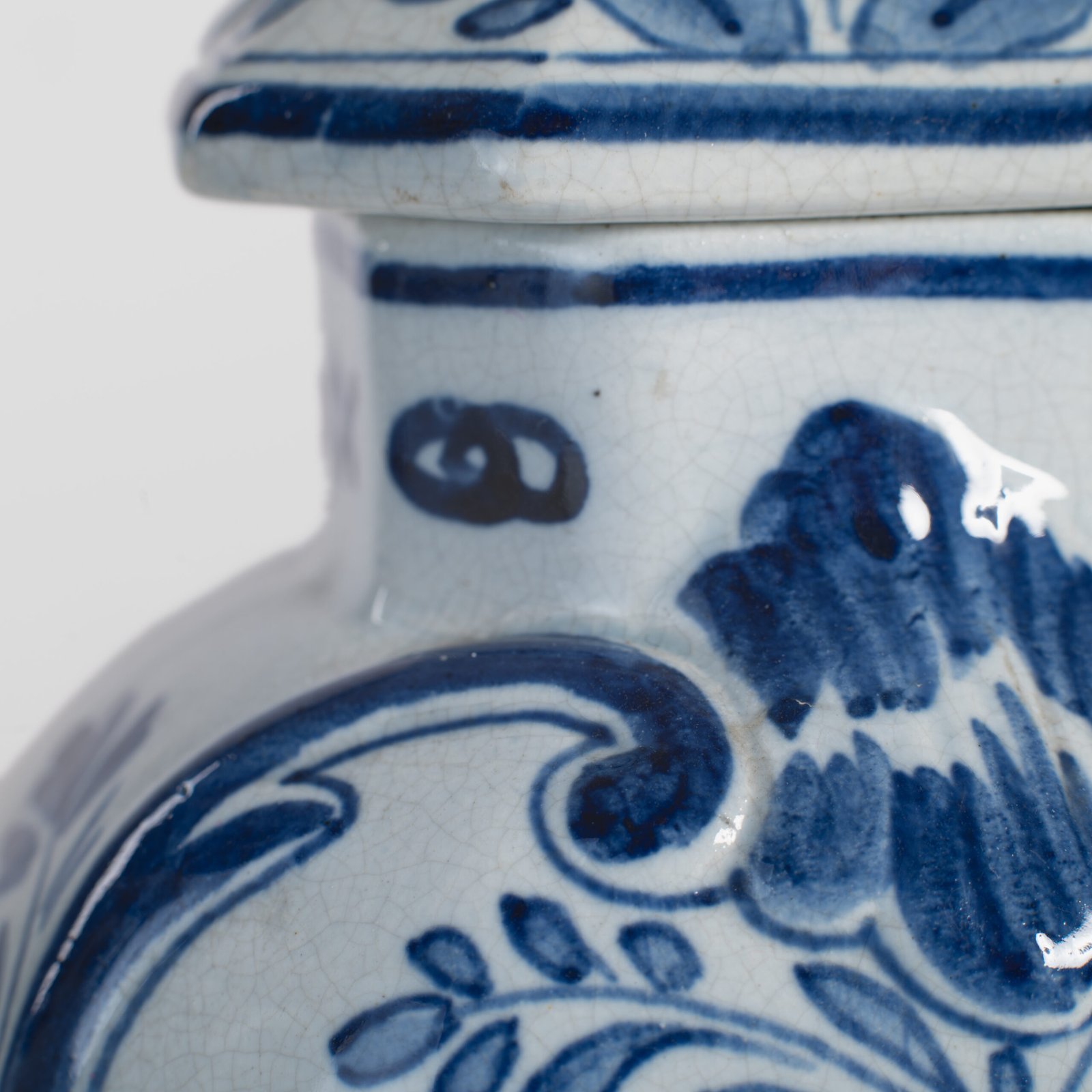 Pair of vases with lion - De Porceleyne Fles Delft - Joost Thooft - Year 1889 Discover an exceptional pair of Delft ceramic vases made by De Porceleyne Fles, Delft in 1889 under the direction of Joost Thooft.