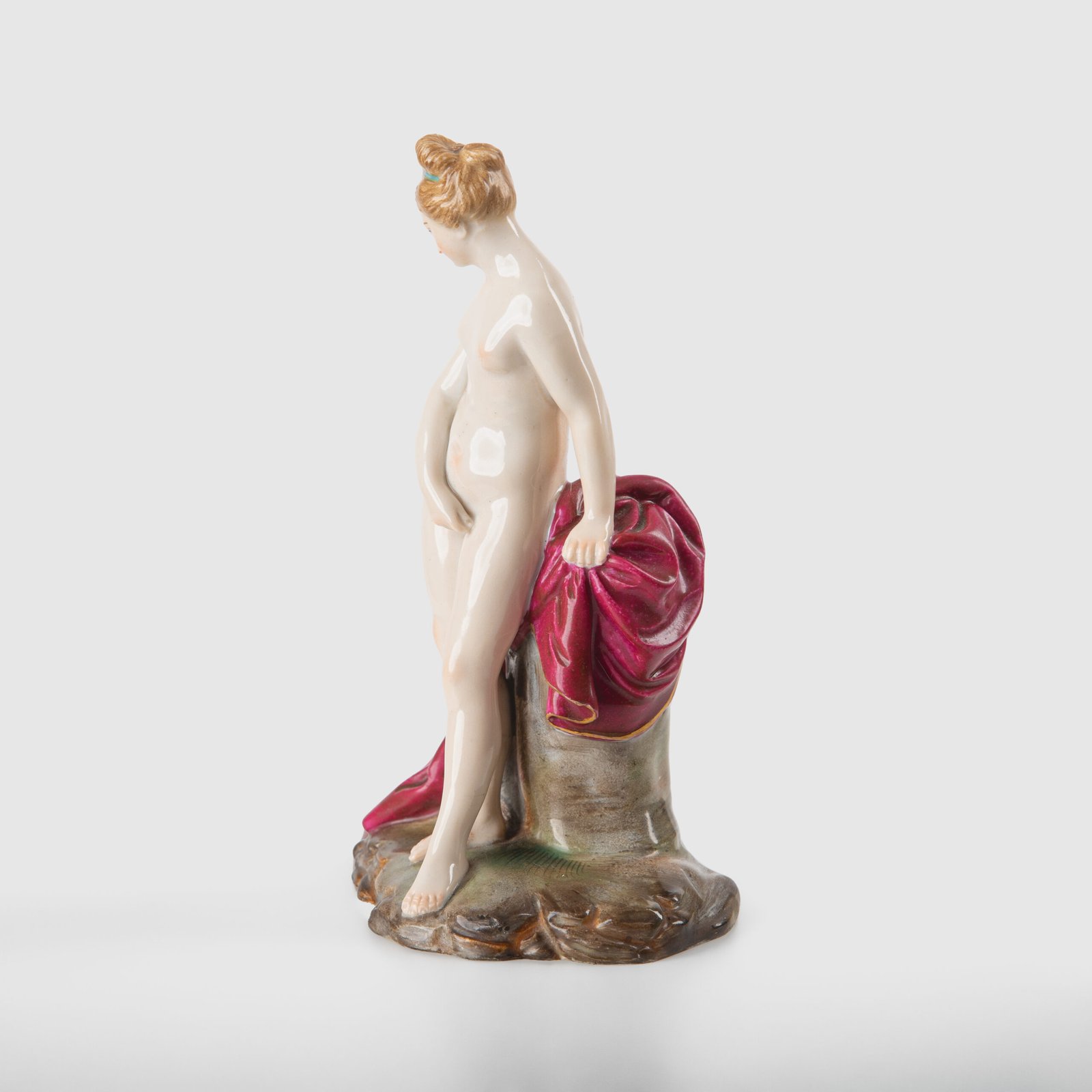 18th-century hard-paste porcelain sculpture titled “La Baigneuse”, modeled and signed in relief by Johann Peter Melchior, Höchst manufactory ca. 1775. Neoclassical nude figure with enamel decoration and fired gold detailing.
