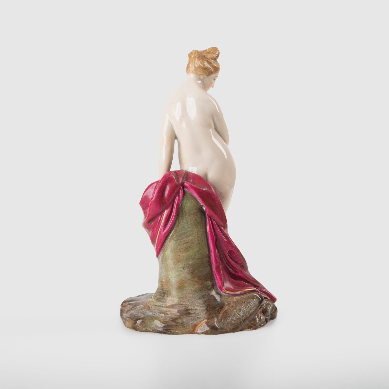 18th-century hard-paste porcelain sculpture titled “La Baigneuse”, modeled and signed in relief by Johann Peter Melchior, Höchst manufactory ca. 1775. Neoclassical nude figure with enamel decoration and fired gold detailing.