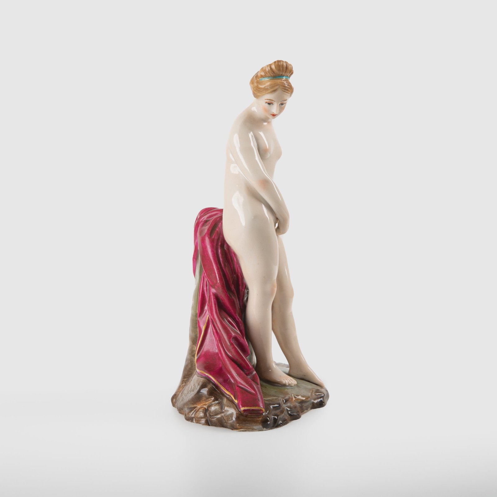 18th-century hard-paste porcelain sculpture titled “La Baigneuse”, modeled and signed in relief by Johann Peter Melchior, Höchst manufactory ca. 1775. Neoclassical nude figure with enamel decoration and fired gold detailing.