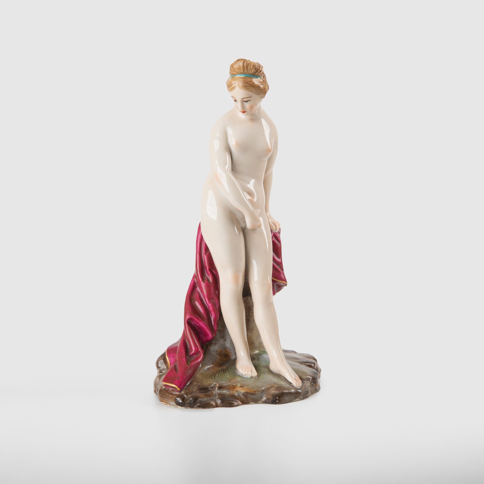 18th-century hard-paste porcelain sculpture titled “La Baigneuse”, modeled and signed in relief by Johann Peter Melchior, Höchst manufactory ca. 1775. Neoclassical nude figure with enamel decoration and fired gold detailing.