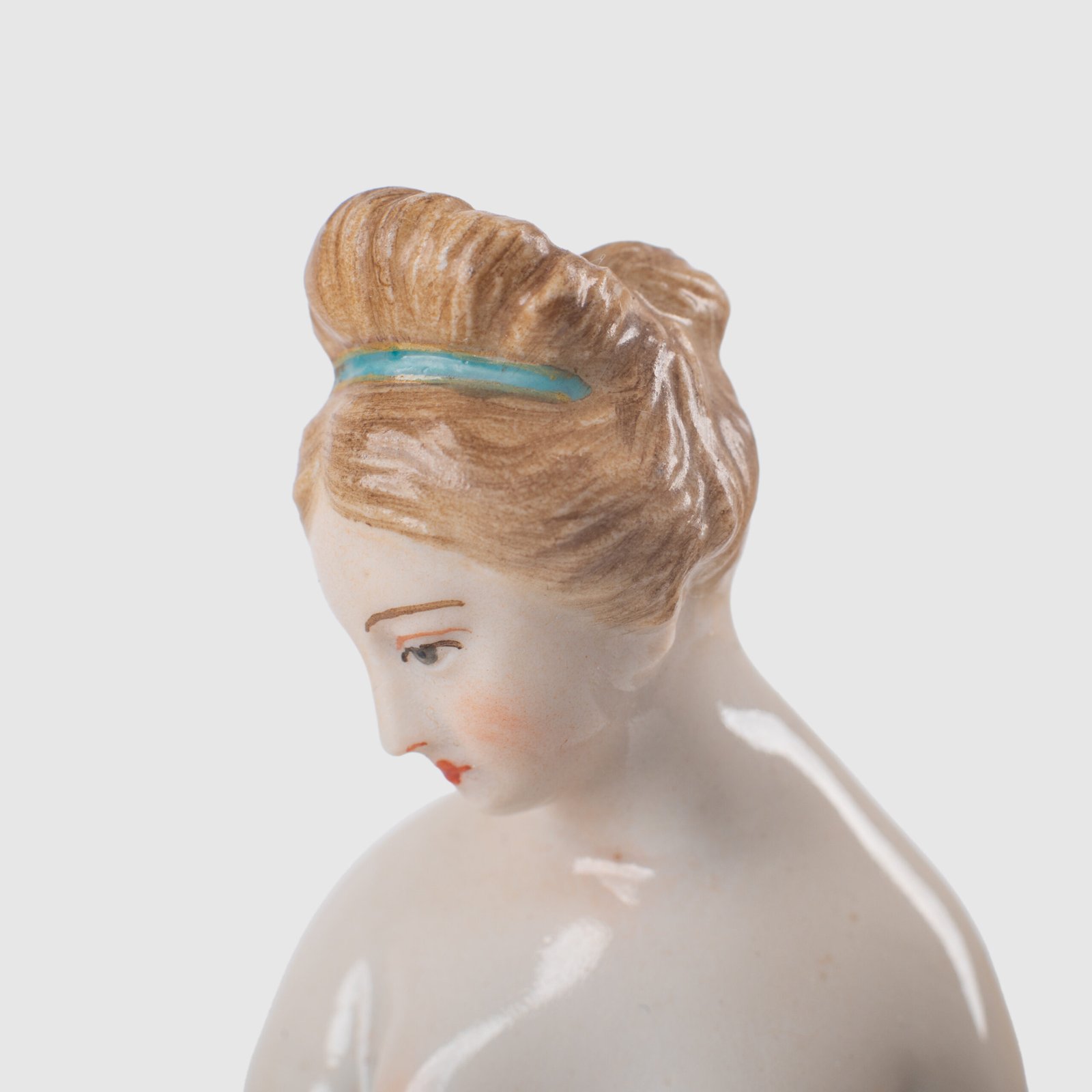 18th-century hard-paste porcelain sculpture titled “La Baigneuse”, modeled and signed in relief by Johann Peter Melchior, Höchst manufactory ca. 1775. Neoclassical nude figure with enamel decoration and fired gold detailing.