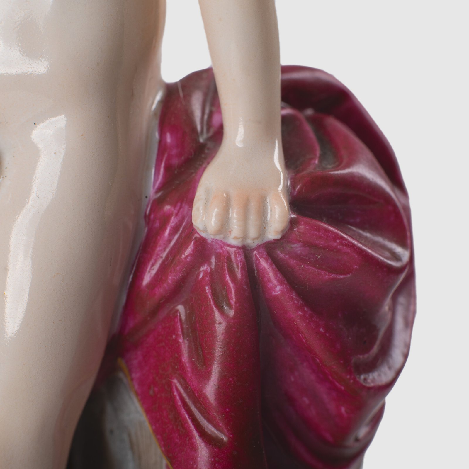 18th-century hard-paste porcelain sculpture titled “La Baigneuse”, modeled and signed in relief by Johann Peter Melchior, Höchst manufactory ca. 1775. Neoclassical nude figure with enamel decoration and fired gold detailing.