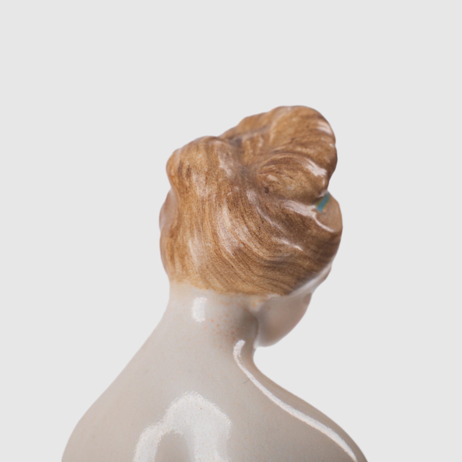 18th-century hard-paste porcelain sculpture titled “La Baigneuse”, modeled and signed in relief by Johann Peter Melchior, Höchst manufactory ca. 1775. Neoclassical nude figure with enamel decoration and fired gold detailing.