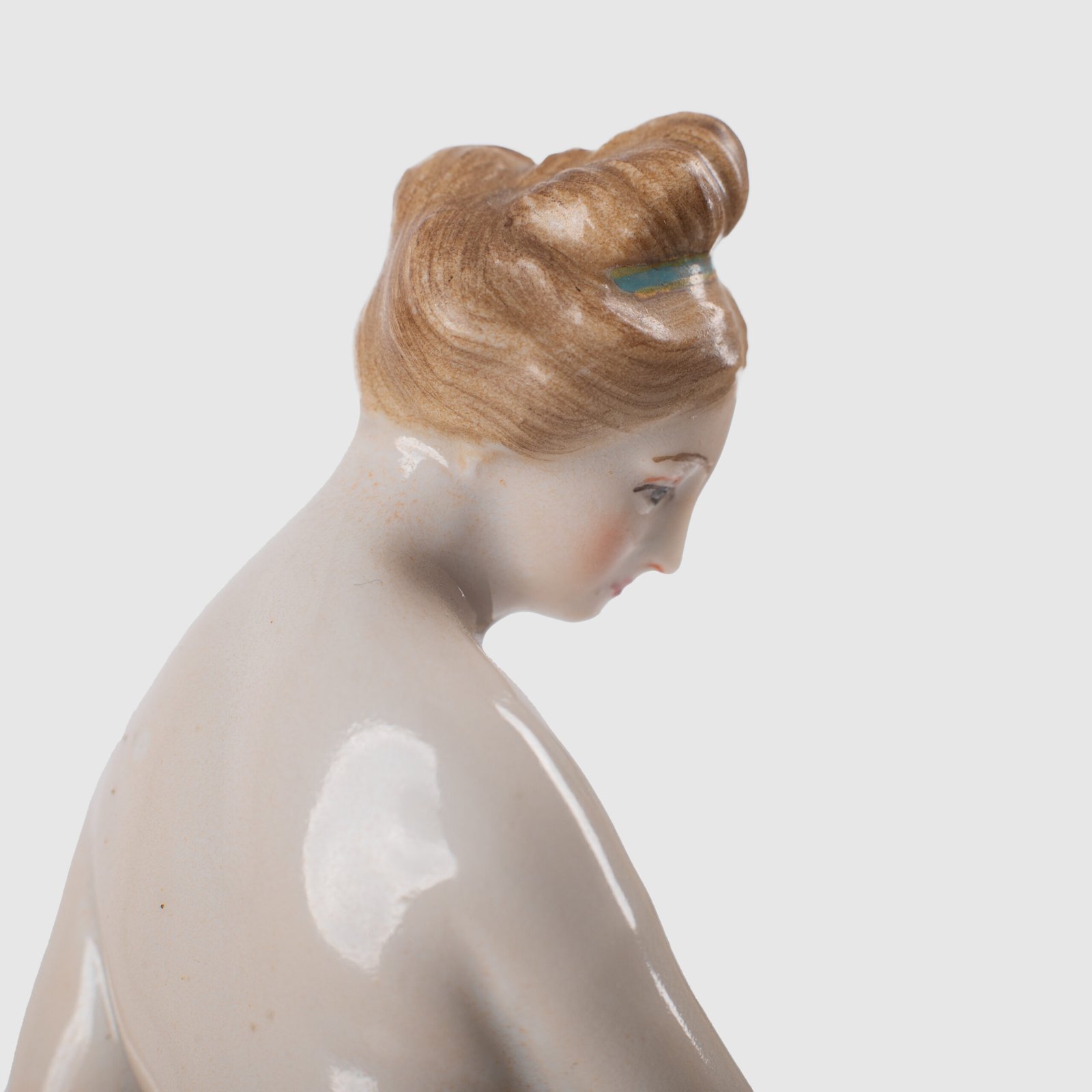 18th-century hard-paste porcelain sculpture titled “La Baigneuse”, modeled and signed in relief by Johann Peter Melchior, Höchst manufactory ca. 1775. Neoclassical nude figure with enamel decoration and fired gold detailing.