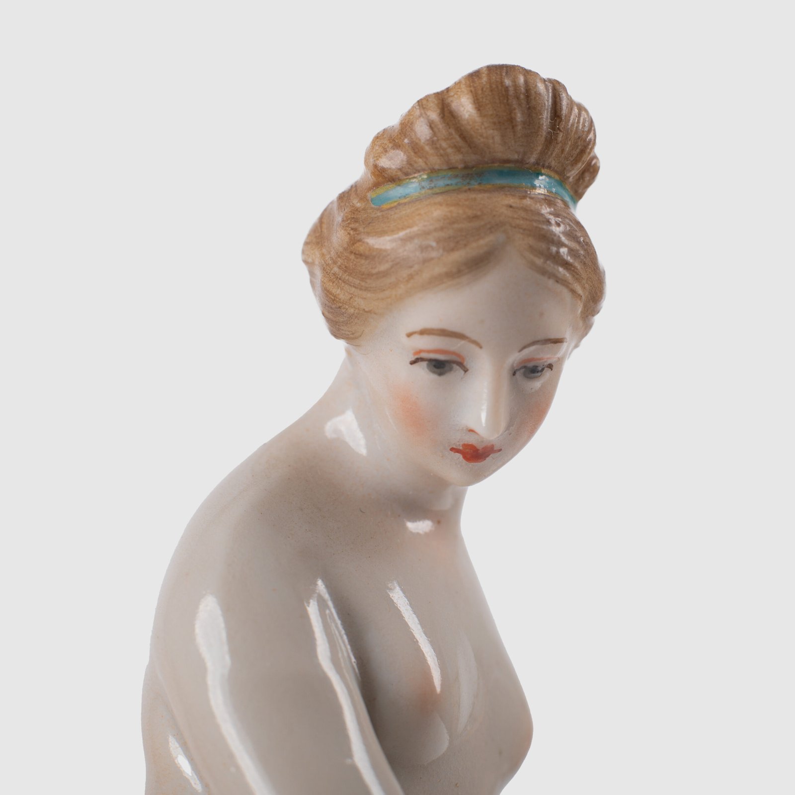 18th-century hard-paste porcelain sculpture titled “La Baigneuse”, modeled and signed in relief by Johann Peter Melchior, Höchst manufactory ca. 1775. Neoclassical nude figure with enamel decoration and fired gold detailing.