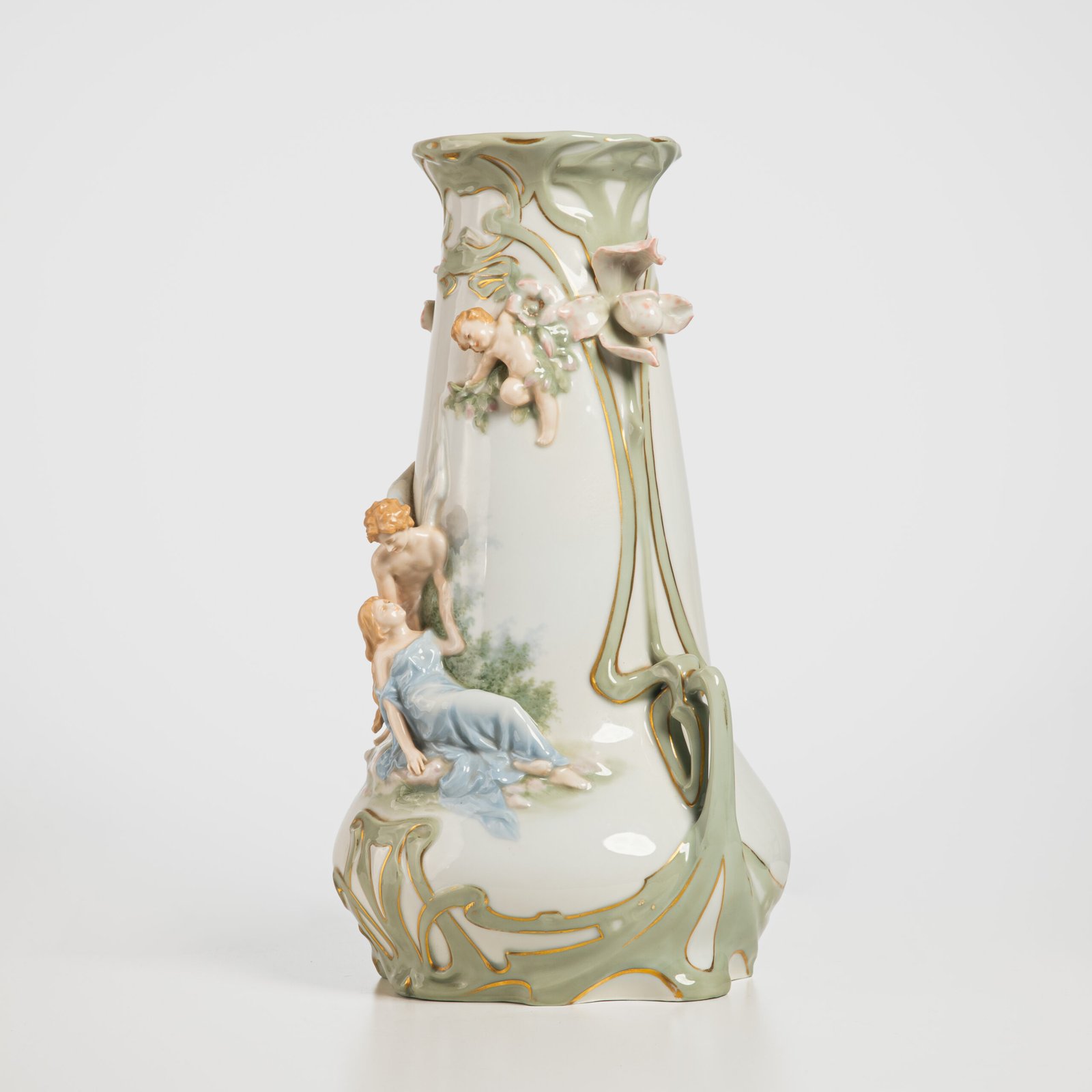Antique German Art Nouveau Porcelain Vase by Karl Ens – Cupid and Maiden – Hand Painted, ca. 1900 This exceptional German Art Nouveau porcelain vase was crafted by Karl Ens Porzellanmanufaktur in the early 20th century, around 1900–1910. An exquisite example of Jugendstil decorative art. Dimensions: • Height: 15.7 in • Diameter: 9.1 in
