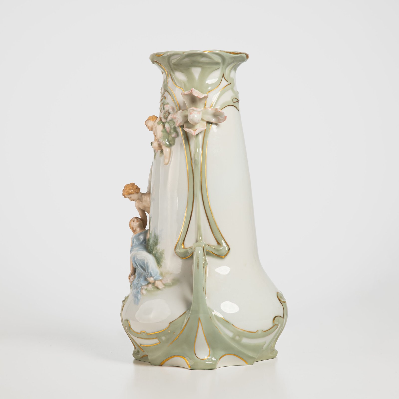 Antique German Art Nouveau Porcelain Vase by Karl Ens – Cupid and Maiden – Hand Painted, ca. 1900 This exceptional German Art Nouveau porcelain vase was crafted by Karl Ens Porzellanmanufaktur in the early 20th century, around 1900–1910. An exquisite example of Jugendstil decorative art. Dimensions: • Height: 15.7 in • Diameter: 9.1 in