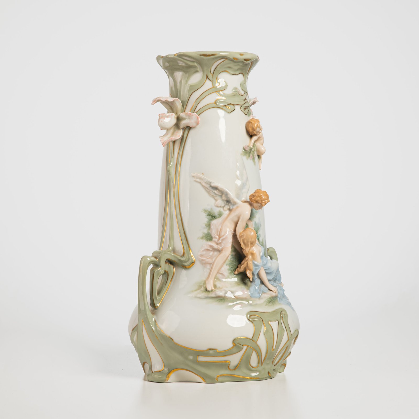 Antique German Art Nouveau Porcelain Vase by Karl Ens – Cupid and Maiden – Hand Painted, ca. 1900 This exceptional German Art Nouveau porcelain vase was crafted by Karl Ens Porzellanmanufaktur in the early 20th century, around 1900–1910. An exquisite example of Jugendstil decorative art. Dimensions: • Height: 15.7 in • Diameter: 9.1 in