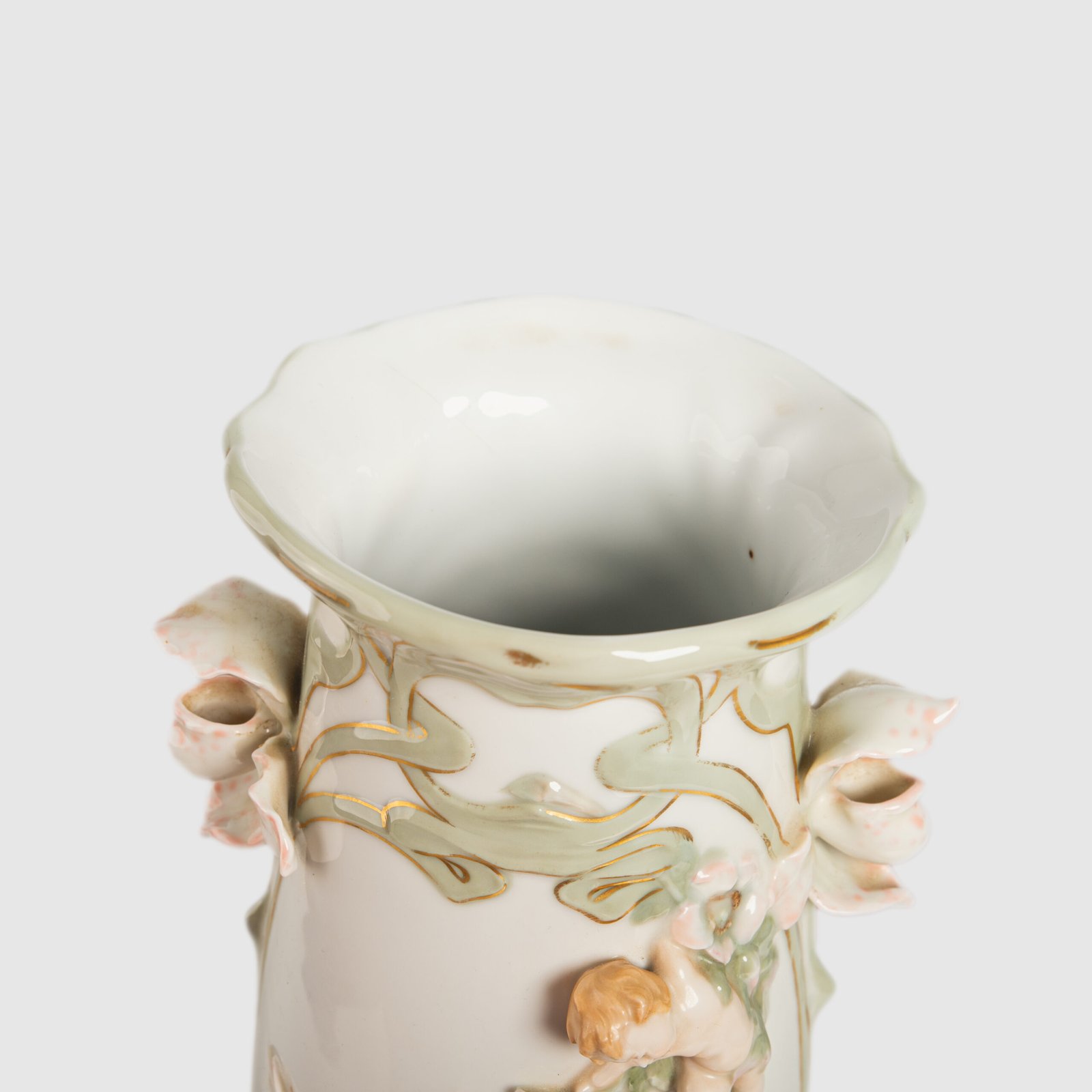 Antique German Art Nouveau Porcelain Vase by Karl Ens – Cupid and Maiden – Hand Painted, ca. 1900 This exceptional German Art Nouveau porcelain vase was crafted by Karl Ens Porzellanmanufaktur in the early 20th century, around 1900–1910. An exquisite example of Jugendstil decorative art. Dimensions: • Height: 15.7 in • Diameter: 9.1 in