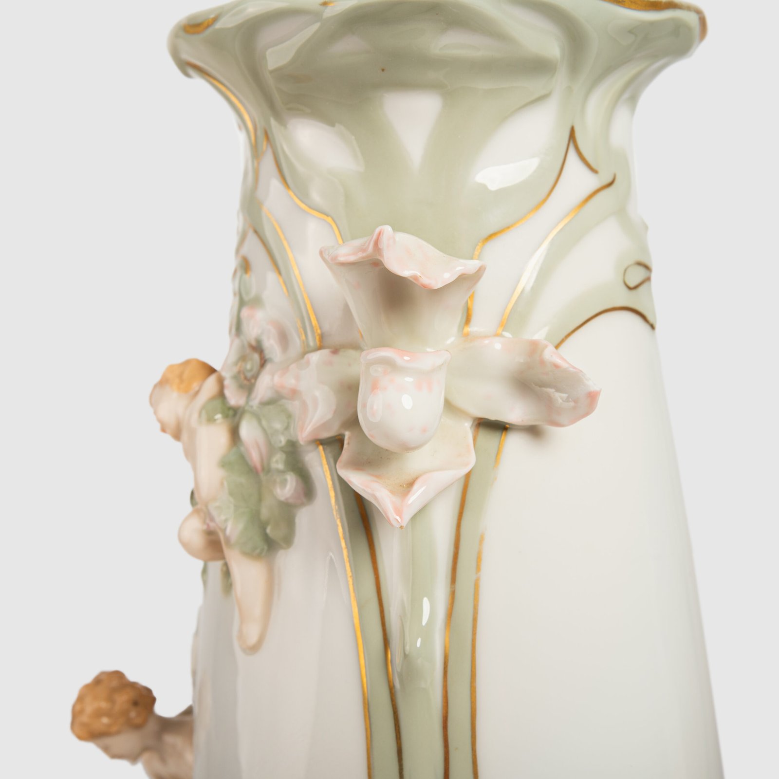 Antique German Art Nouveau Porcelain Vase by Karl Ens – Cupid and Maiden – Hand Painted, ca. 1900 This exceptional German Art Nouveau porcelain vase was crafted by Karl Ens Porzellanmanufaktur in the early 20th century, around 1900–1910. An exquisite example of Jugendstil decorative art. Dimensions: • Height: 15.7 in • Diameter: 9.1 in