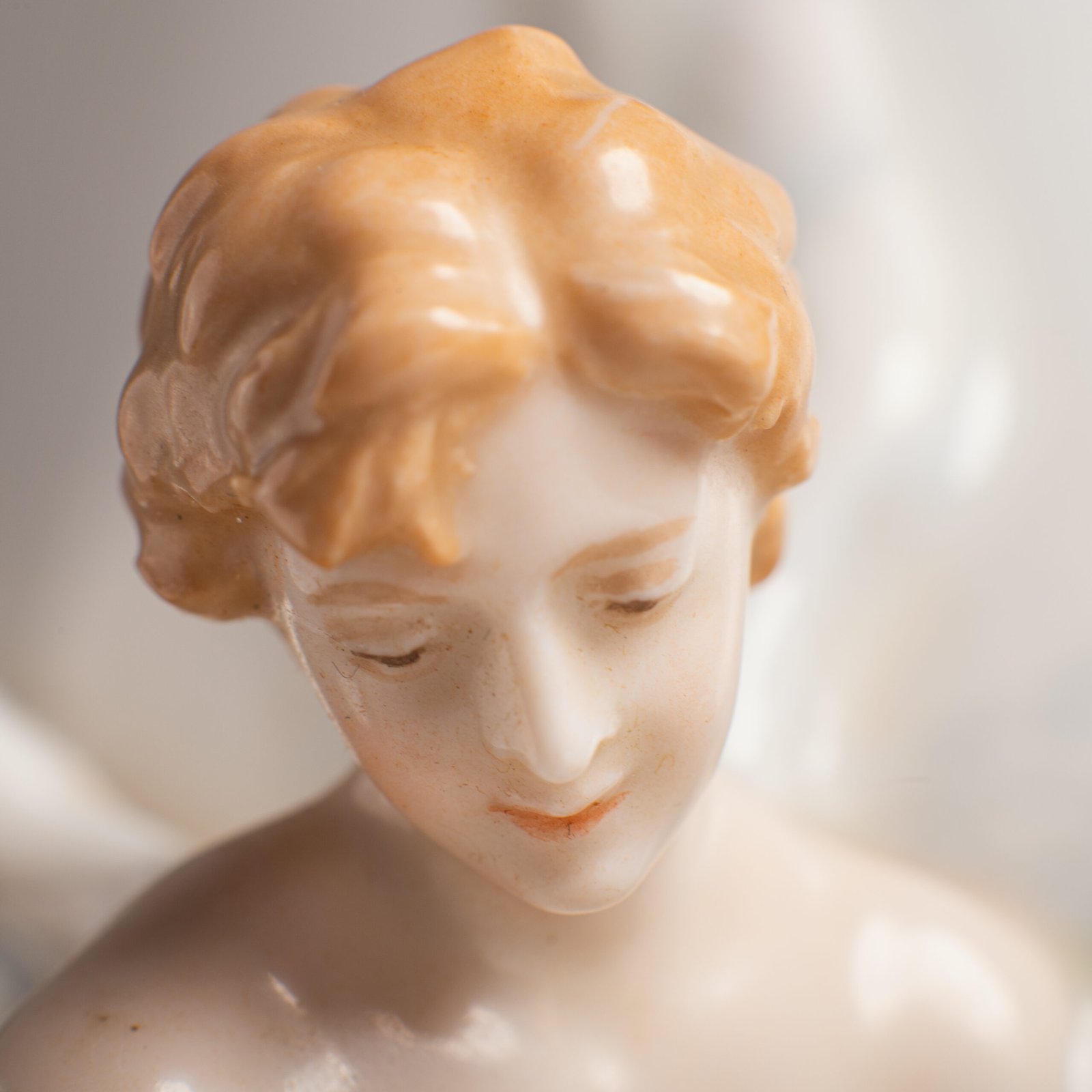 Antique German Art Nouveau Porcelain Vase by Karl Ens – Cupid and Maiden – Hand Painted, ca. 1900 This exceptional German Art Nouveau porcelain vase was crafted by Karl Ens Porzellanmanufaktur in the early 20th century, around 1900–1910. An exquisite example of Jugendstil decorative art. Dimensions: • Height: 15.7 in • Diameter: 9.1 in