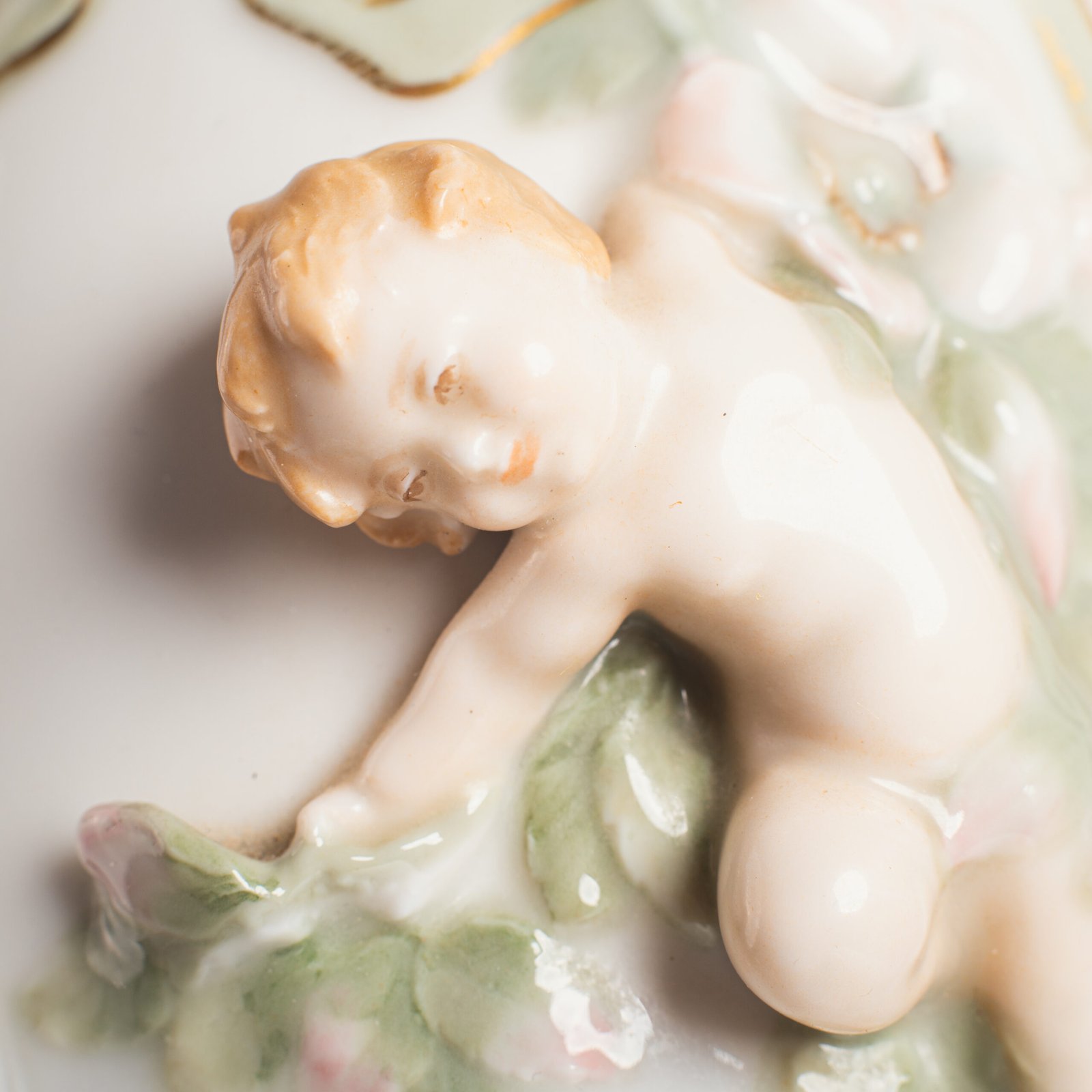 Antique German Art Nouveau Porcelain Vase by Karl Ens – Cupid and Maiden – Hand Painted, ca. 1900 This exceptional German Art Nouveau porcelain vase was crafted by Karl Ens Porzellanmanufaktur in the early 20th century, around 1900–1910. An exquisite example of Jugendstil decorative art. Dimensions: • Height: 15.7 in • Diameter: 9.1 in