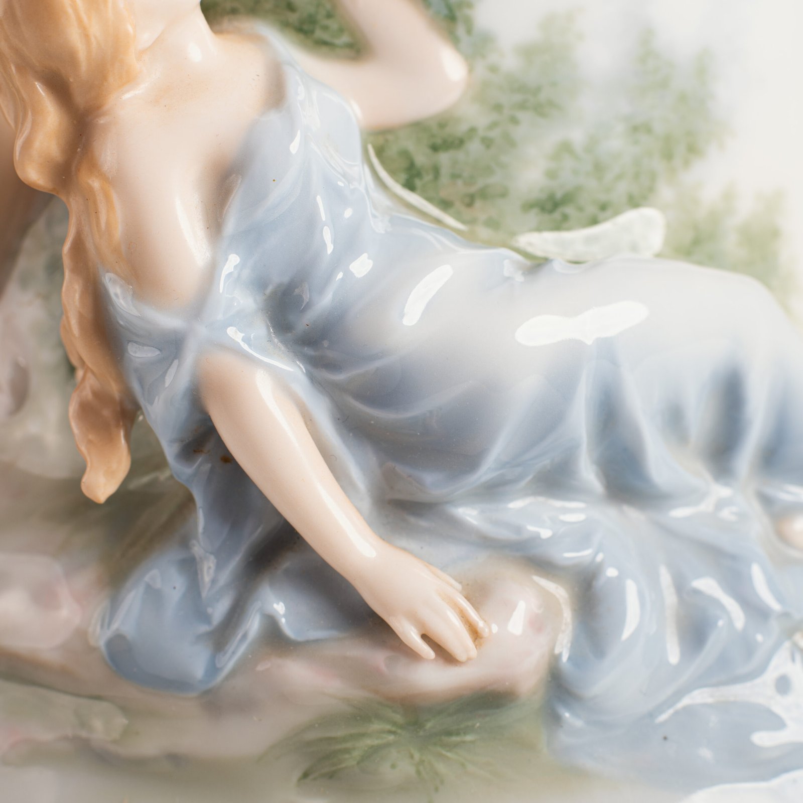 Antique German Art Nouveau Porcelain Vase by Karl Ens – Cupid and Maiden – Hand Painted, ca. 1900 This exceptional German Art Nouveau porcelain vase was crafted by Karl Ens Porzellanmanufaktur in the early 20th century, around 1900–1910. An exquisite example of Jugendstil decorative art. Dimensions: • Height: 15.7 in • Diameter: 9.1 in