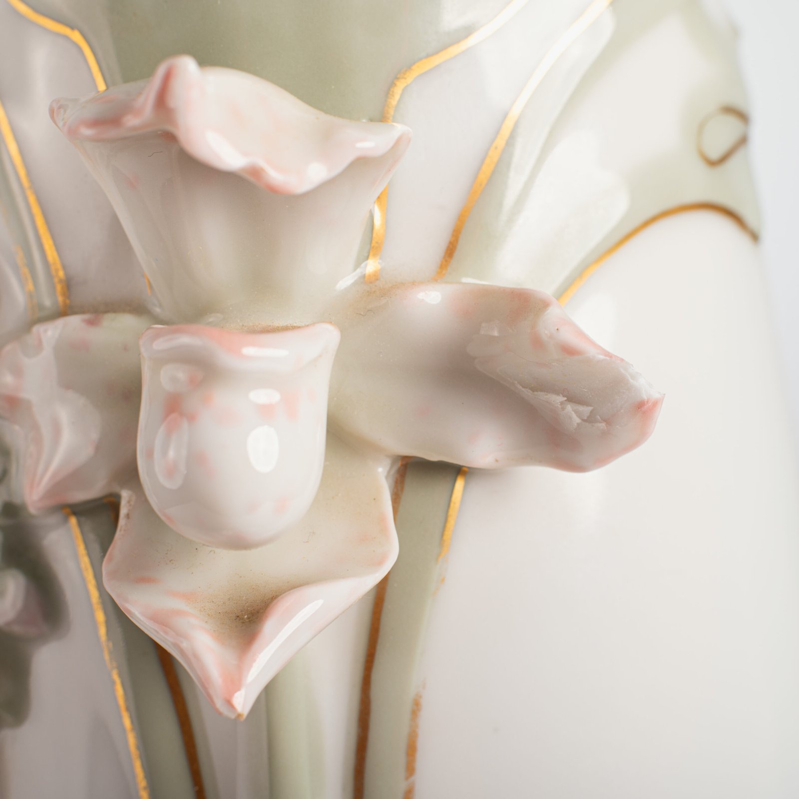 Antique German Art Nouveau Porcelain Vase by Karl Ens – Cupid and Maiden – Hand Painted, ca. 1900 This exceptional German Art Nouveau porcelain vase was crafted by Karl Ens Porzellanmanufaktur in the early 20th century, around 1900–1910. An exquisite example of Jugendstil decorative art. Dimensions: • Height: 15.7 in • Diameter: 9.1 in