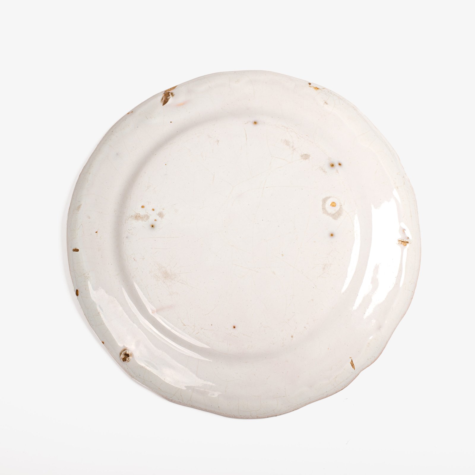 Fine faience dish from Les Islettes, France, 18th century - “chinoiserie” - 10,6 in. Magnificent faïence earthenware dish from the renowned manufacture of Les Islettes, dated to the last quarter of the 18th century.