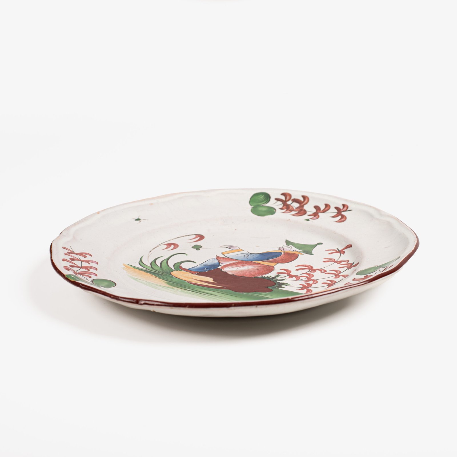 Fine faience dish from Les Islettes, France, 18th century - “chinoiserie” - 10,6 in. Magnificent faïence earthenware dish from the renowned manufacture of Les Islettes, dated to the last quarter of the 18th century.