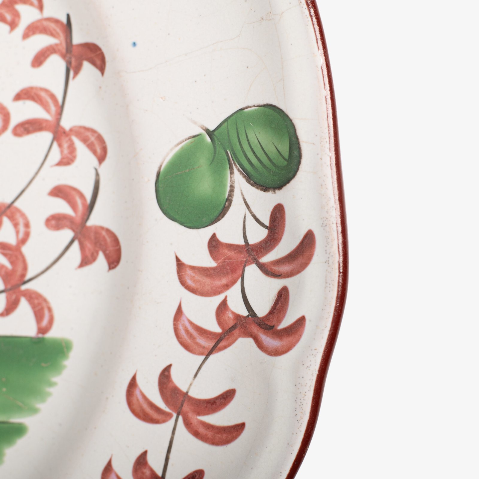 Fine faience dish from Les Islettes, France, 18th century - “chinoiserie” - 10,6 in. Magnificent faïence earthenware dish from the renowned manufacture of Les Islettes, dated to the last quarter of the 18th century.