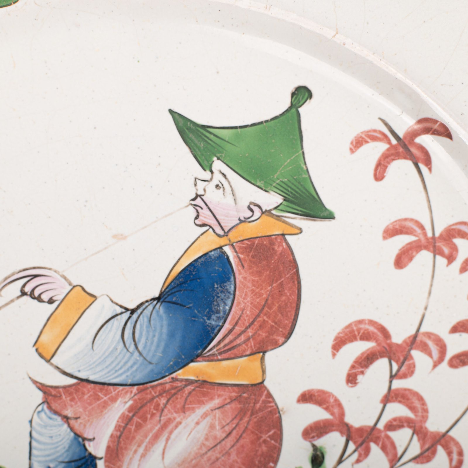 Fine faience dish from Les Islettes, France, 18th century - “chinoiserie” - 10,6 in. Magnificent faïence earthenware dish from the renowned manufacture of Les Islettes, dated to the last quarter of the 18th century.