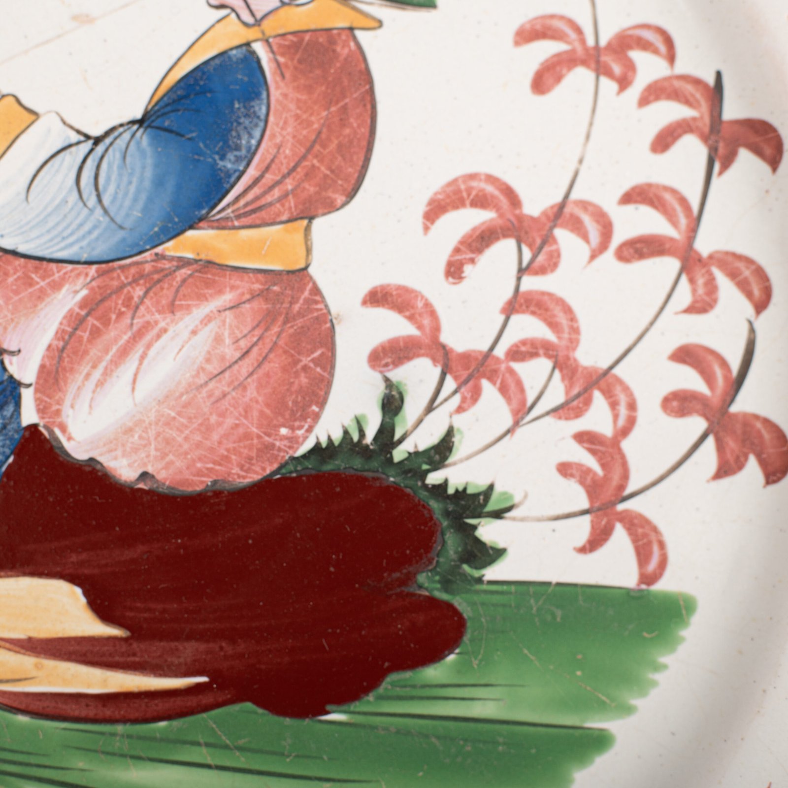 Fine faience dish from Les Islettes, France, 18th century - “chinoiserie” - 10,6 in. Magnificent faïence earthenware dish from the renowned manufacture of Les Islettes, dated to the last quarter of the 18th century.