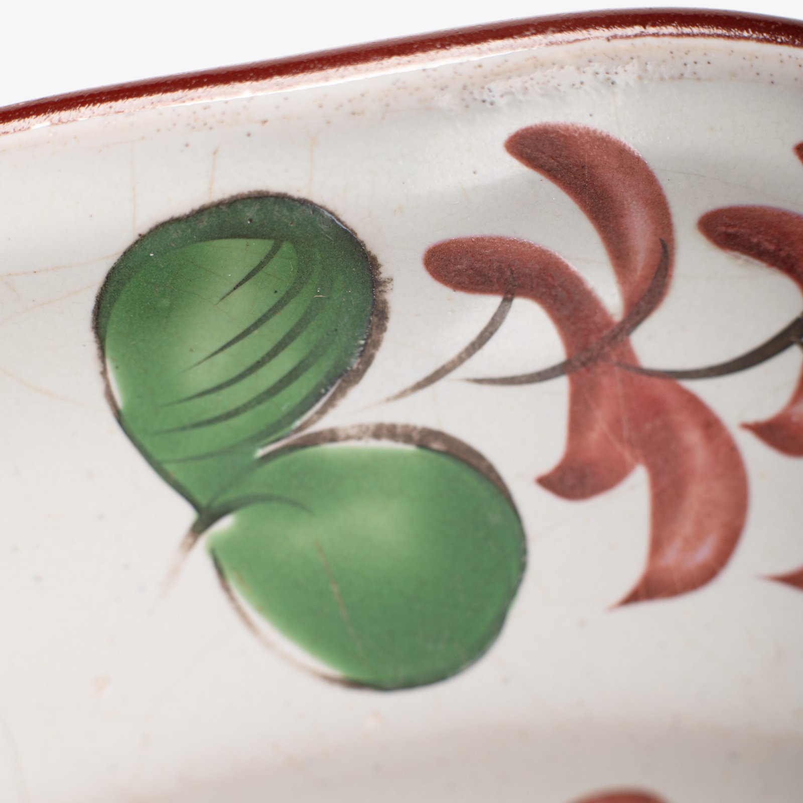 Fine faience dish from Les Islettes, France, 18th century - “chinoiserie” - 10,6 in. Magnificent faïence earthenware dish from the renowned manufacture of Les Islettes, dated to the last quarter of the 18th century.