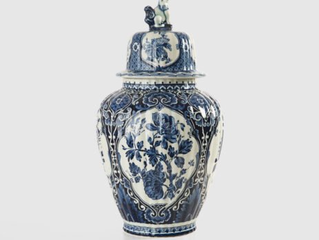 Royal Sphinx Delft-Style Lidded Vase with Foo Dog – Lobed Blue & White Ceramic, Mid-Century A striking mid-century Delft-style lidded vase by Royal Sphinx Maastricht, crafted in the Netherlands around the 1960s. This substantial ceramic piece stands out for its elegant blue and white hand-painted decoration and its rare sculptural Foo Dog finial, blending Dutch ceramic tradition with Orientalist charm.