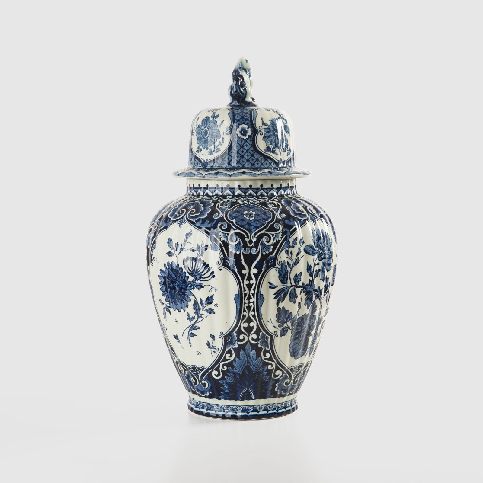 Royal Sphinx Delft-Style Lidded Vase with Foo Dog – Lobed Blue & White Ceramic, Mid-Century A striking mid-century Delft-style lidded vase by Royal Sphinx Maastricht, crafted in the Netherlands around the 1960s. This substantial ceramic piece stands out for its elegant blue and white hand-painted decoration and its rare sculptural Foo Dog finial, blending Dutch ceramic tradition with Orientalist charm.