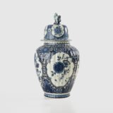 Royal Sphinx Delft-Style Lidded Vase with Foo Dog – Lobed Blue & White Ceramic, Mid-Century A striking mid-century Delft-style lidded vase by Royal Sphinx Maastricht, crafted in the Netherlands around the 1960s. This substantial ceramic piece stands out for its elegant blue and white hand-painted decoration and its rare sculptural Foo Dog finial, blending Dutch ceramic tradition with Orientalist charm.