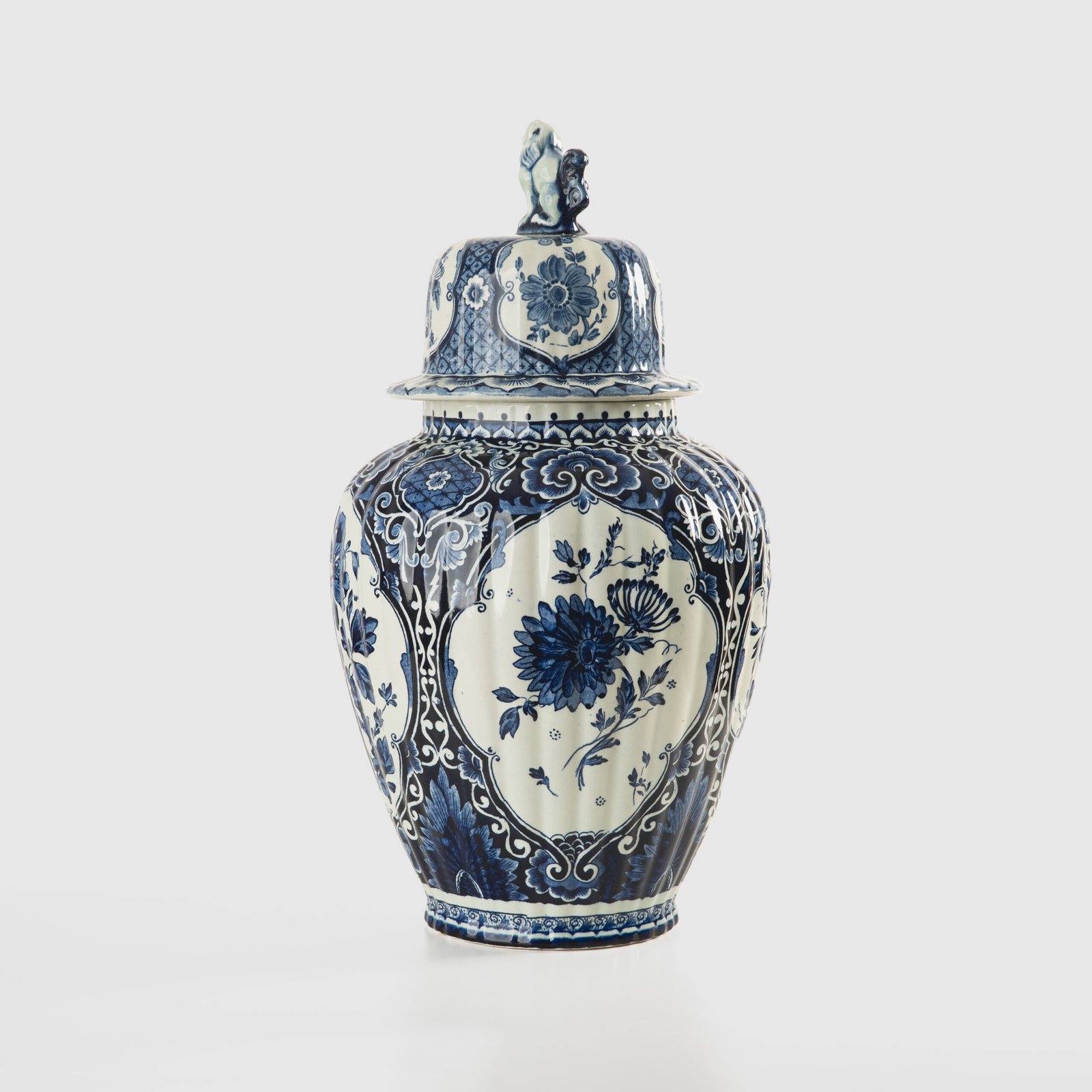 Royal Sphinx Delft-Style Lidded Vase with Foo Dog – Lobed Blue & White Ceramic, Mid-Century A striking mid-century Delft-style lidded vase by Royal Sphinx Maastricht, crafted in the Netherlands around the 1960s. This substantial ceramic piece stands out for its elegant blue and white hand-painted decoration and its rare sculptural Foo Dog finial, blending Dutch ceramic tradition with Orientalist charm.