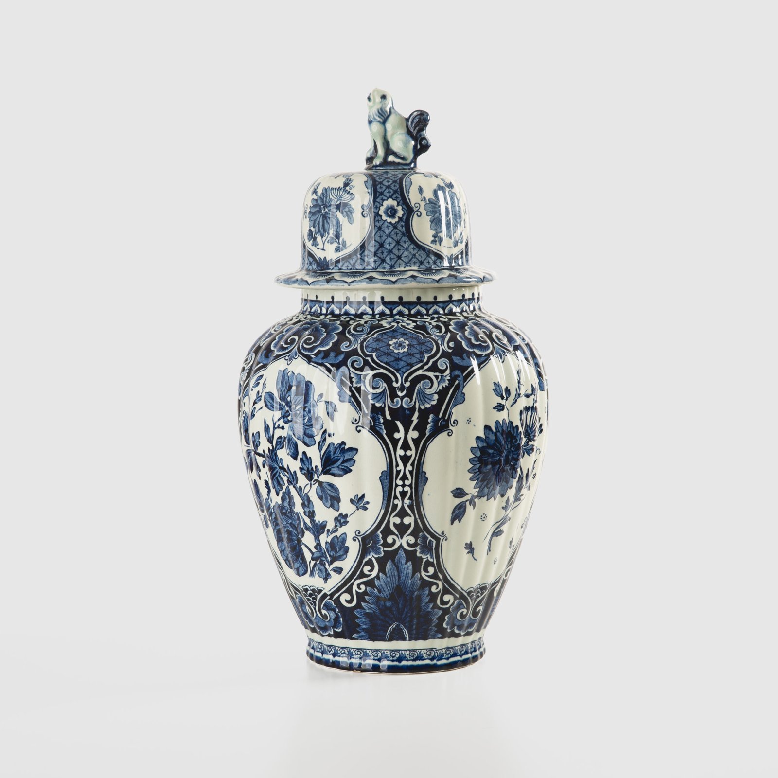 Royal Sphinx Delft-Style Lidded Vase with Foo Dog – Lobed Blue & White Ceramic, Mid-Century A striking mid-century Delft-style lidded vase by Royal Sphinx Maastricht, crafted in the Netherlands around the 1960s. This substantial ceramic piece stands out for its elegant blue and white hand-painted decoration and its rare sculptural Foo Dog finial, blending Dutch ceramic tradition with Orientalist charm.