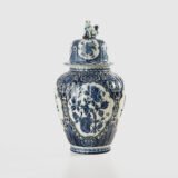 Royal Sphinx Delft-Style Lidded Vase with Foo Dog – Lobed Blue & White Ceramic, Mid-Century A striking mid-century Delft-style lidded vase by Royal Sphinx Maastricht, crafted in the Netherlands around the 1960s. This substantial ceramic piece stands out for its elegant blue and white hand-painted decoration and its rare sculptural Foo Dog finial, blending Dutch ceramic tradition with Orientalist charm.