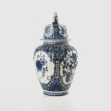 Royal Sphinx Delft-Style Lidded Vase with Foo Dog – Lobed Blue & White Ceramic, Mid-Century A striking mid-century Delft-style lidded vase by Royal Sphinx Maastricht, crafted in the Netherlands around the 1960s. This substantial ceramic piece stands out for its elegant blue and white hand-painted decoration and its rare sculptural Foo Dog finial, blending Dutch ceramic tradition with Orientalist charm.
