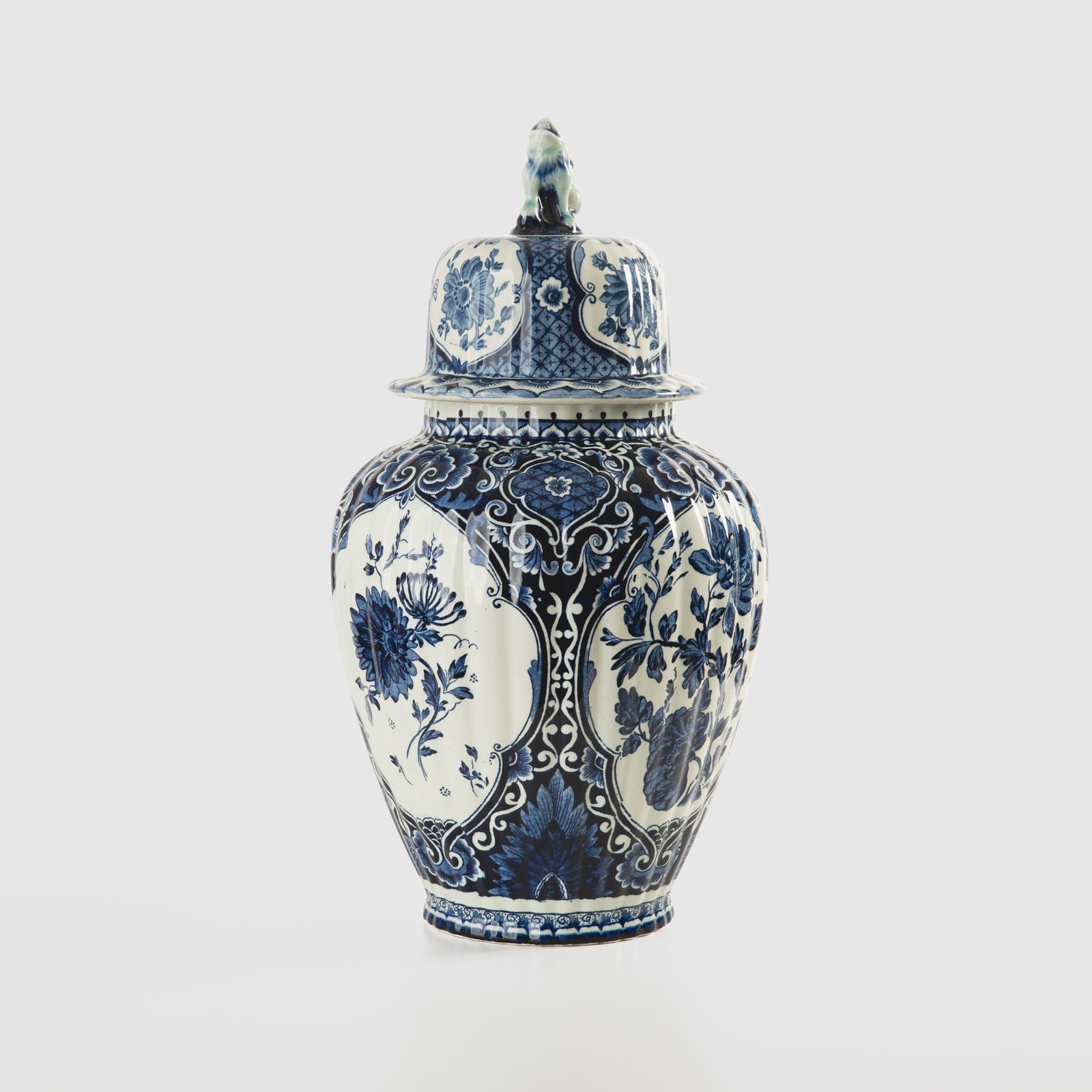 Royal Sphinx Delft-Style Lidded Vase with Foo Dog – Lobed Blue & White Ceramic, Mid-Century A striking mid-century Delft-style lidded vase by Royal Sphinx Maastricht, crafted in the Netherlands around the 1960s. This substantial ceramic piece stands out for its elegant blue and white hand-painted decoration and its rare sculptural Foo Dog finial, blending Dutch ceramic tradition with Orientalist charm.