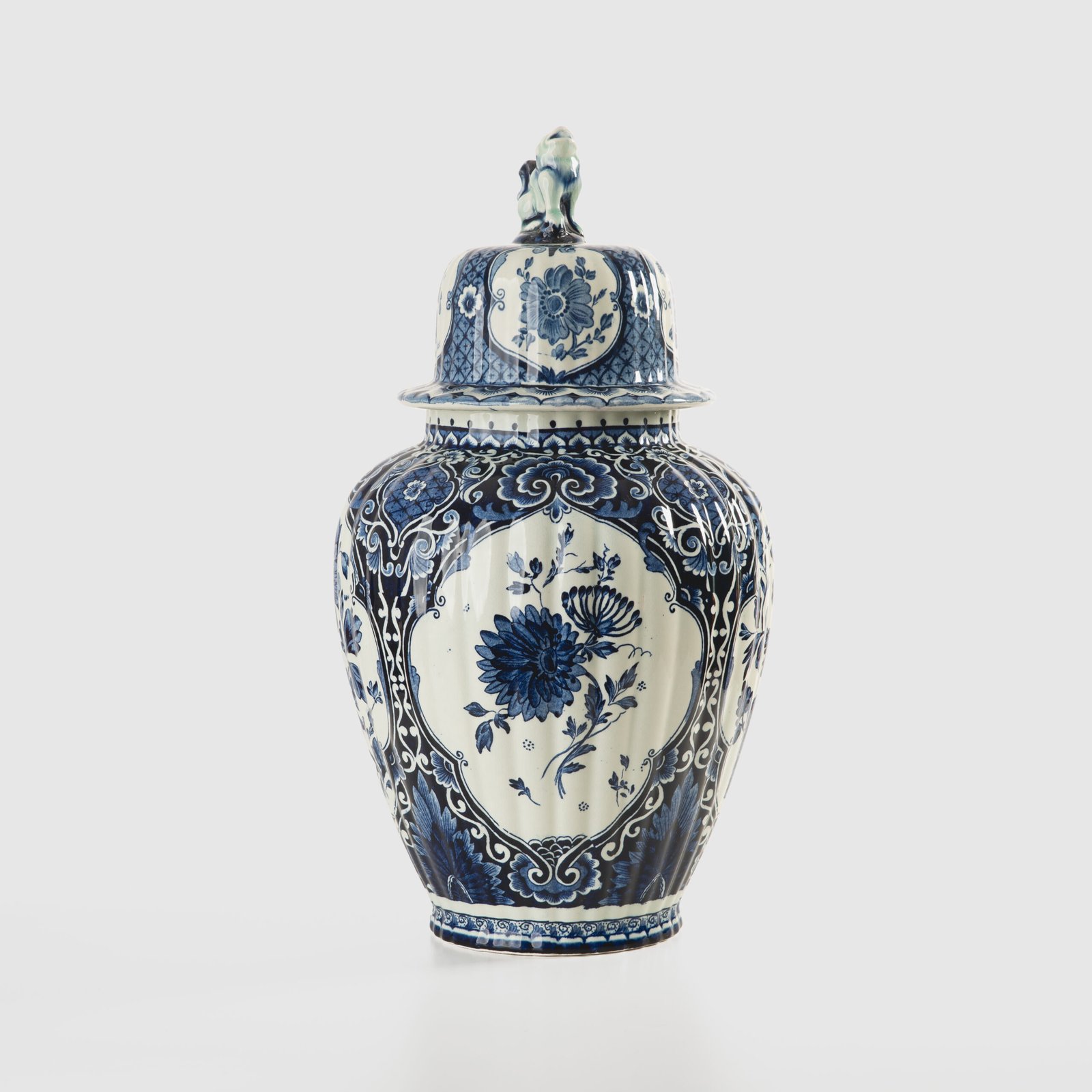 Royal Sphinx Delft-Style Lidded Vase with Foo Dog – Lobed Blue & White Ceramic, Mid-Century A striking mid-century Delft-style lidded vase by Royal Sphinx Maastricht, crafted in the Netherlands around the 1960s. This substantial ceramic piece stands out for its elegant blue and white hand-painted decoration and its rare sculptural Foo Dog finial, blending Dutch ceramic tradition with Orientalist charm.
