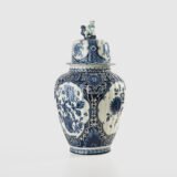 Royal Sphinx Delft-Style Lidded Vase with Foo Dog – Lobed Blue & White Ceramic, Mid-Century A striking mid-century Delft-style lidded vase by Royal Sphinx Maastricht, crafted in the Netherlands around the 1960s. This substantial ceramic piece stands out for its elegant blue and white hand-painted decoration and its rare sculptural Foo Dog finial, blending Dutch ceramic tradition with Orientalist charm.