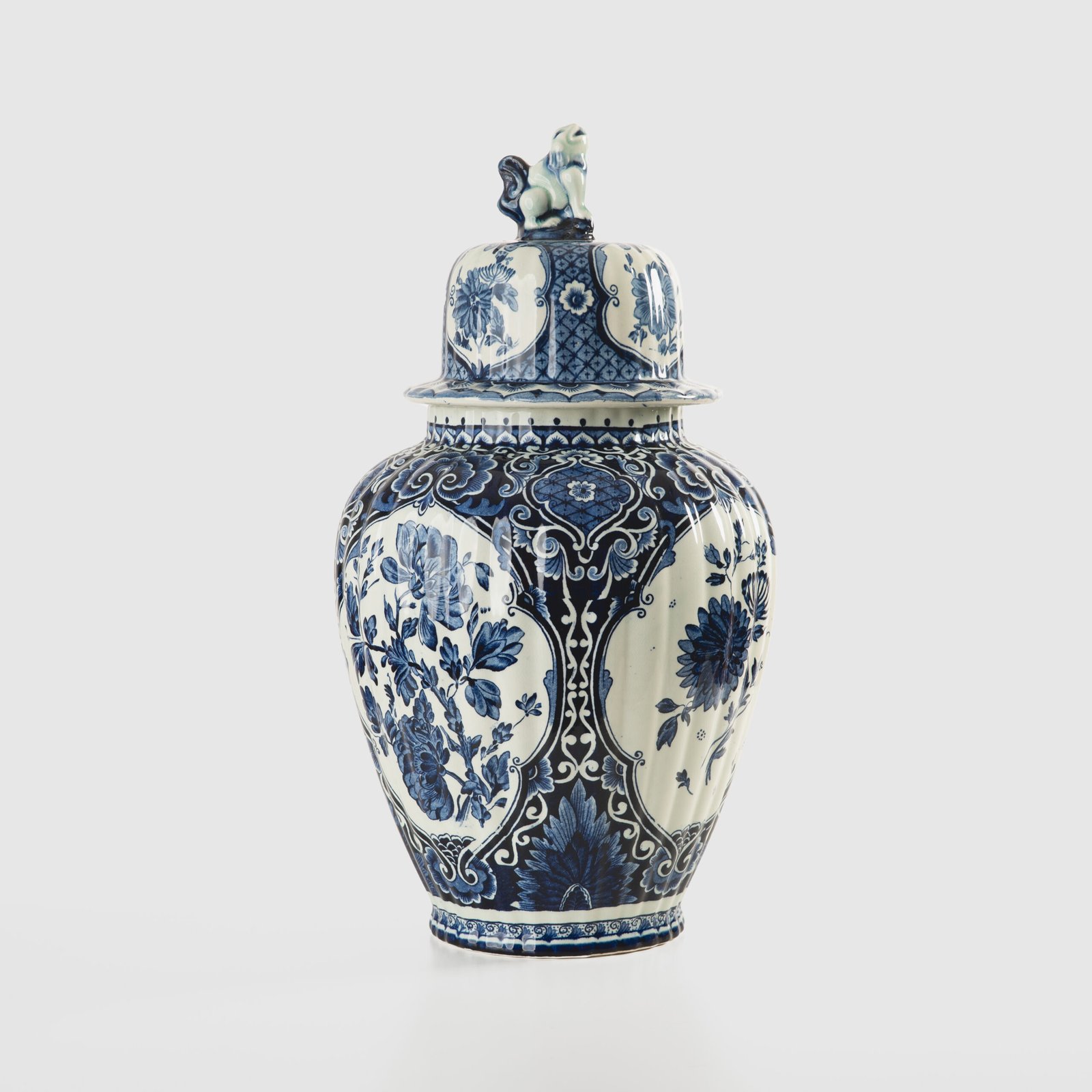 Royal Sphinx Delft-Style Lidded Vase with Foo Dog – Lobed Blue & White Ceramic, Mid-Century A striking mid-century Delft-style lidded vase by Royal Sphinx Maastricht, crafted in the Netherlands around the 1960s. This substantial ceramic piece stands out for its elegant blue and white hand-painted decoration and its rare sculptural Foo Dog finial, blending Dutch ceramic tradition with Orientalist charm.